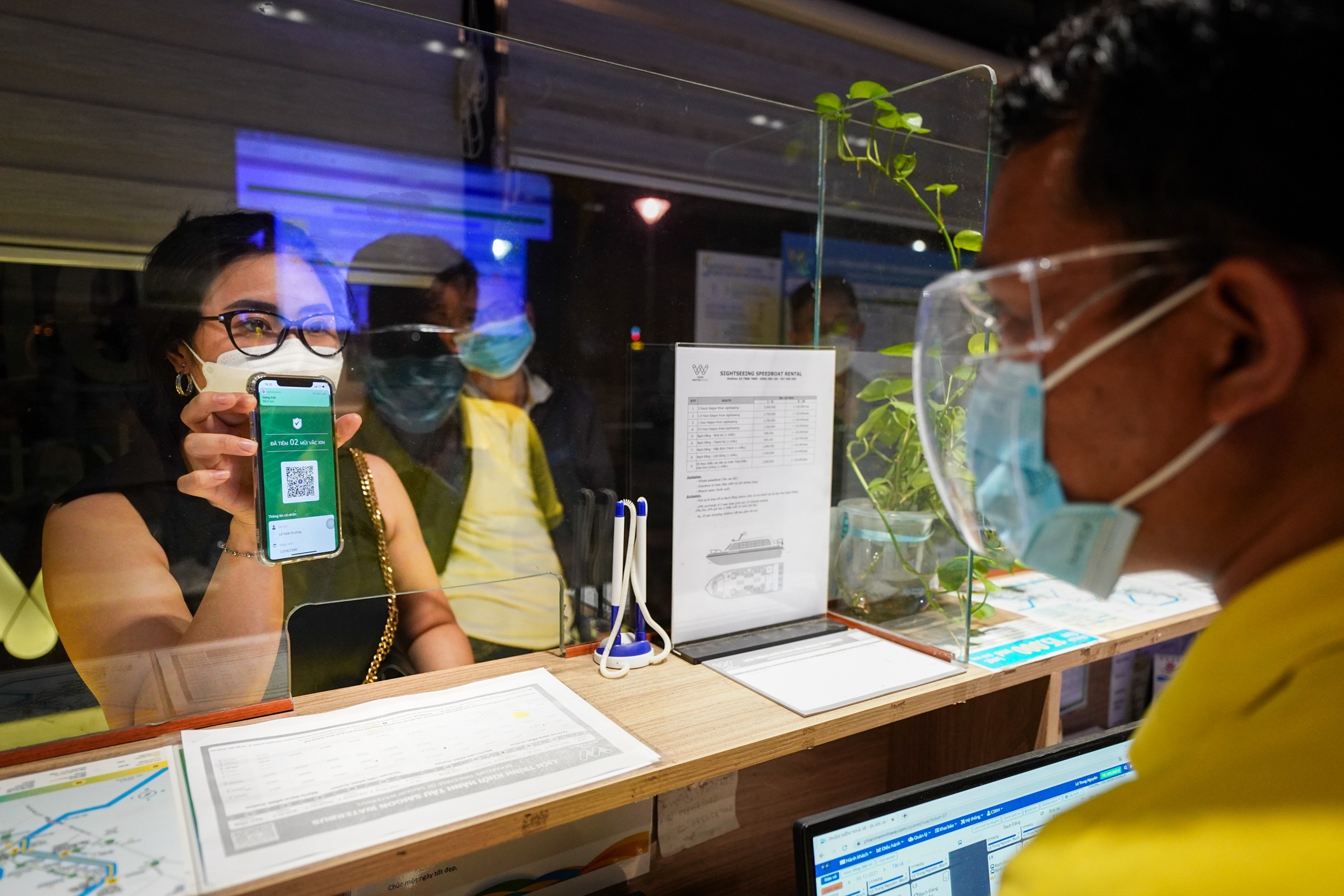 Bus duong song chay ban dem anh 2