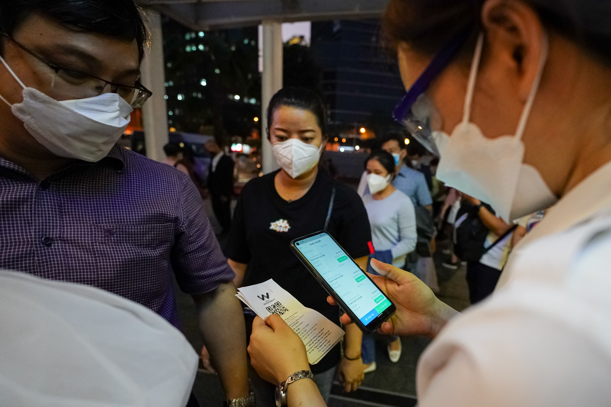 Bus duong song chay ban dem anh 3
