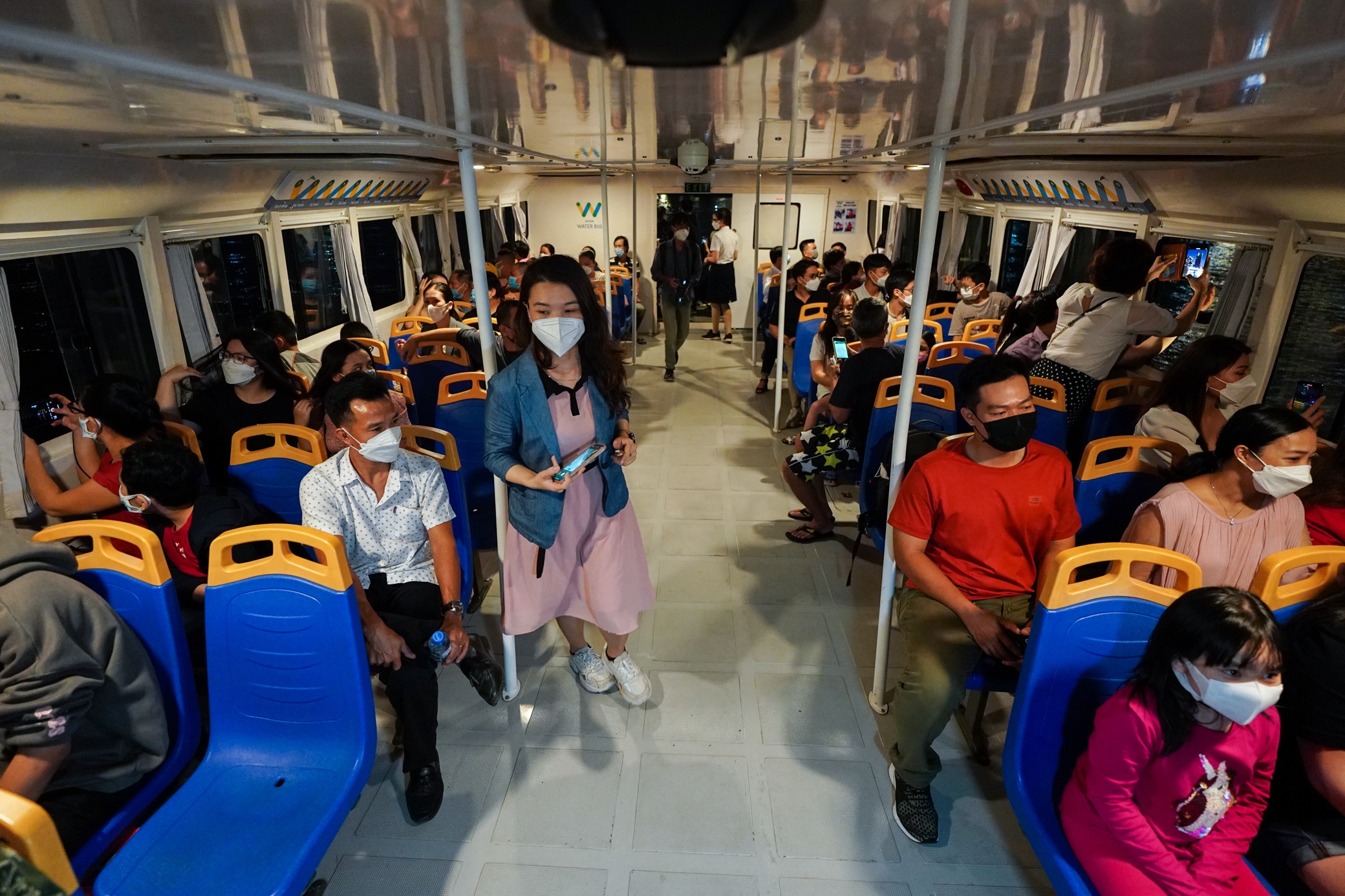 Bus duong song chay ban dem anh 4