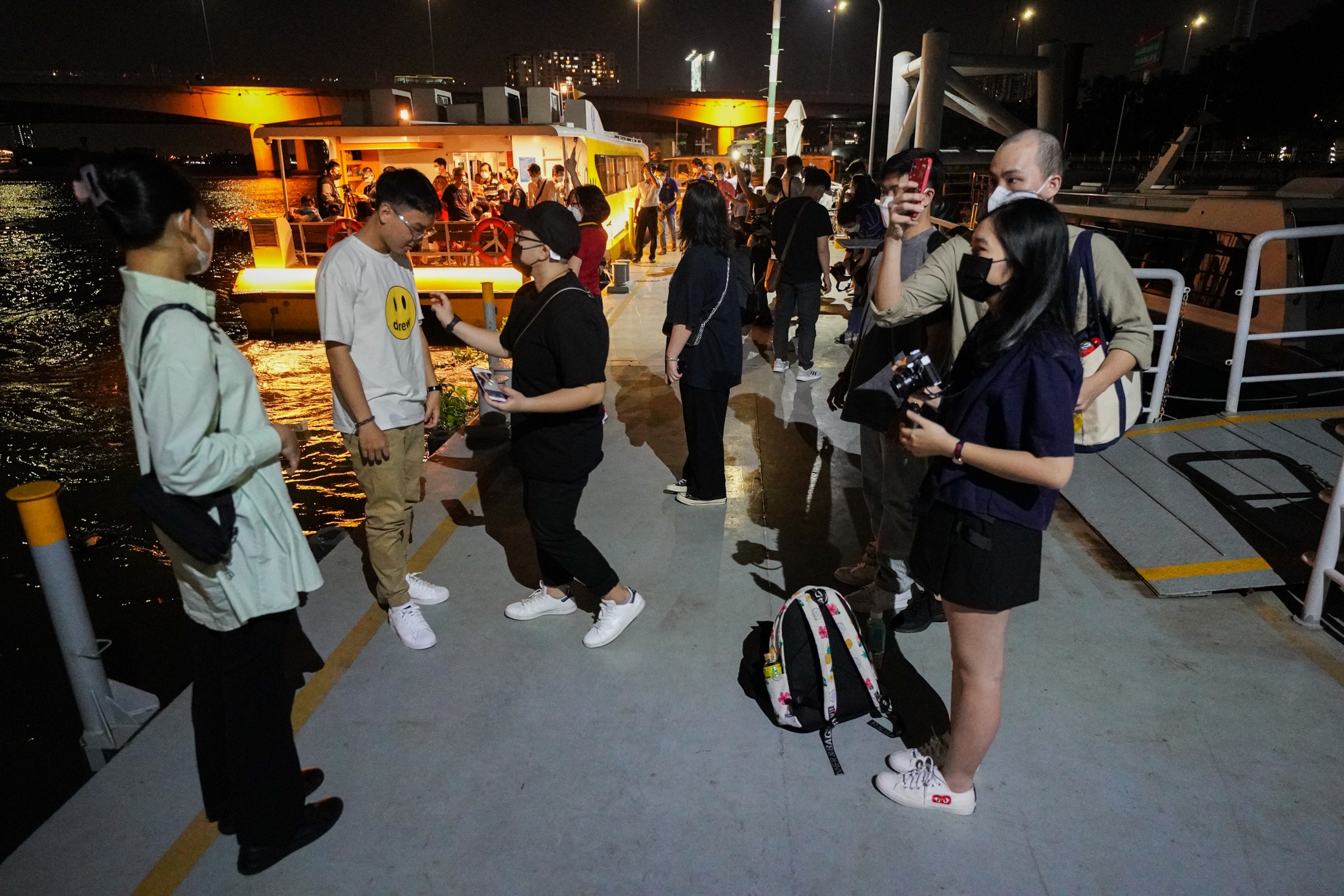 Bus duong song chay ban dem anh 9