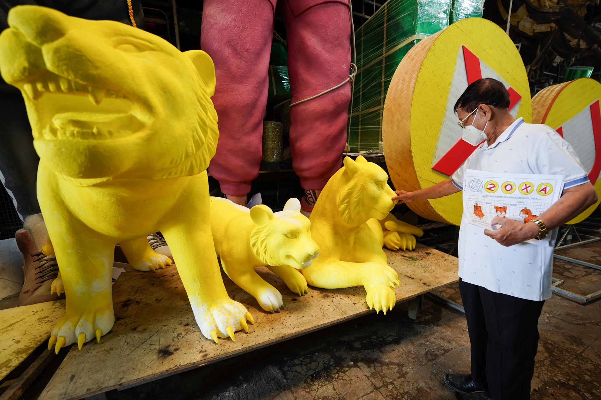 Tao hinh linh vat Tet Nham Dan 2022 cho duong hoa Nguyen Hue hinh anh