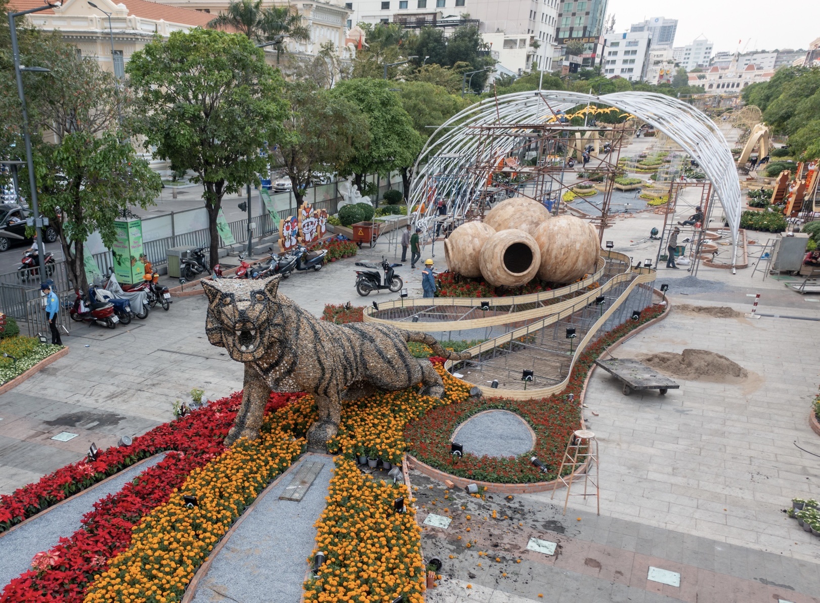 Can canh duong hoa Tet Nguyen Hue 2022 dang thanh hinh hinh anh