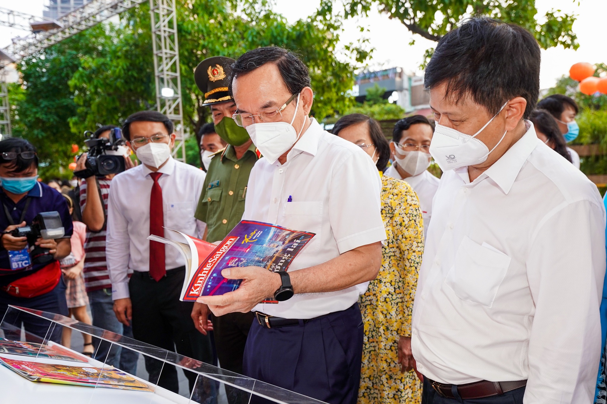 Khai mac duong sach Tet anh 7