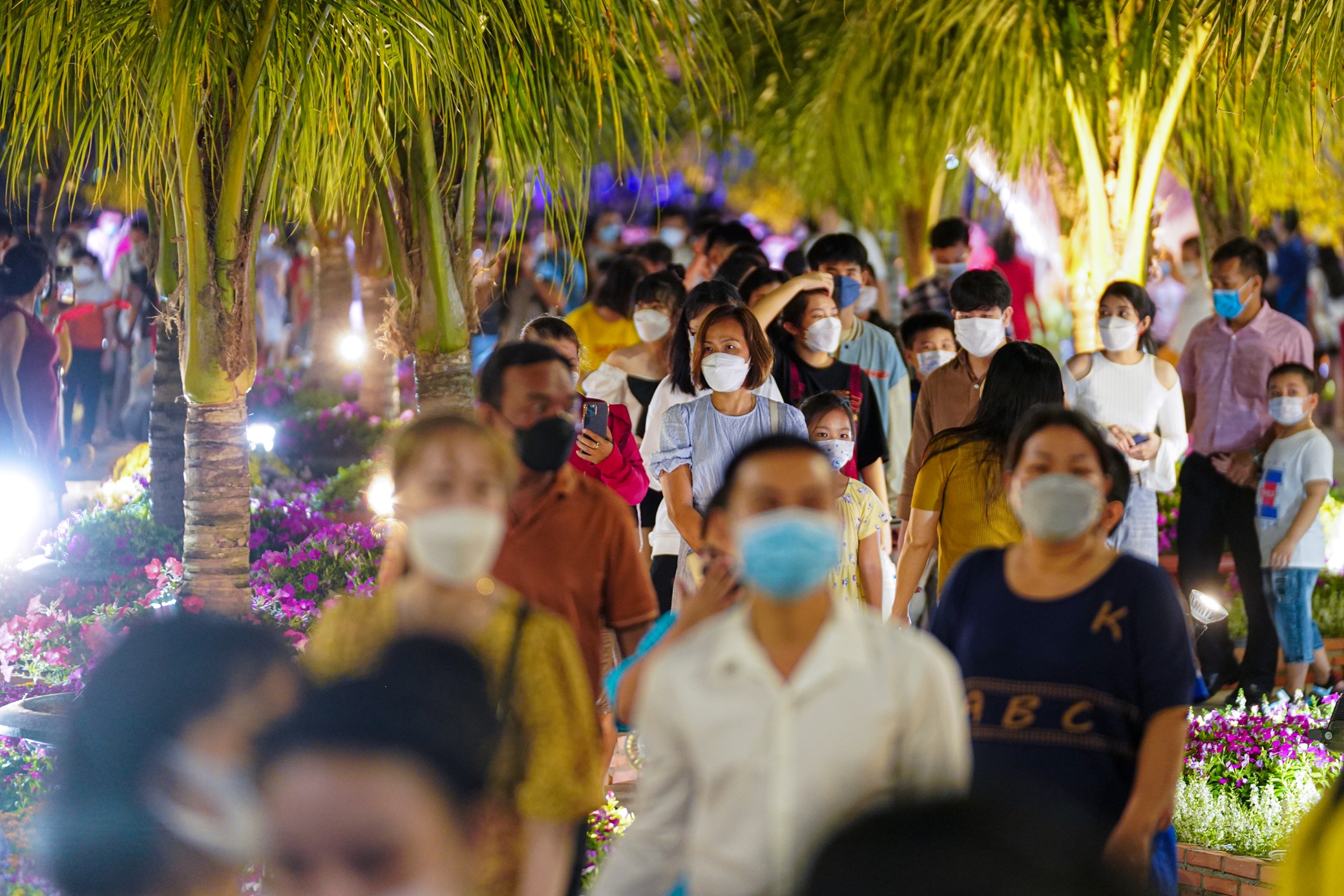 Bien nguoi do ve duong hoa Nguyen Hue ngay dau mo cua hinh anh