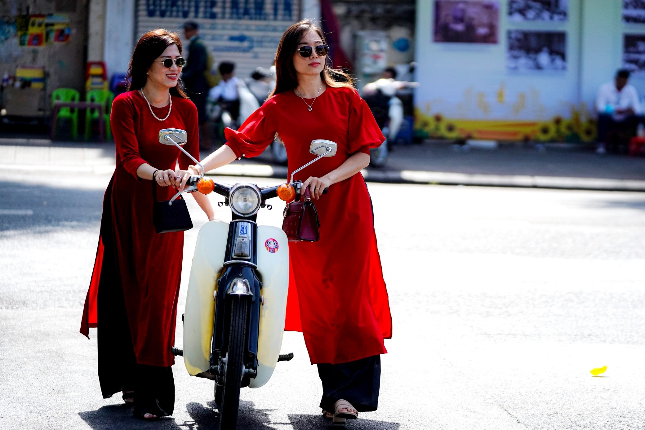 Sang dau tien cua nam, TP.HCM nang dep, nguoi tre dien ao dai ra pho hinh anh