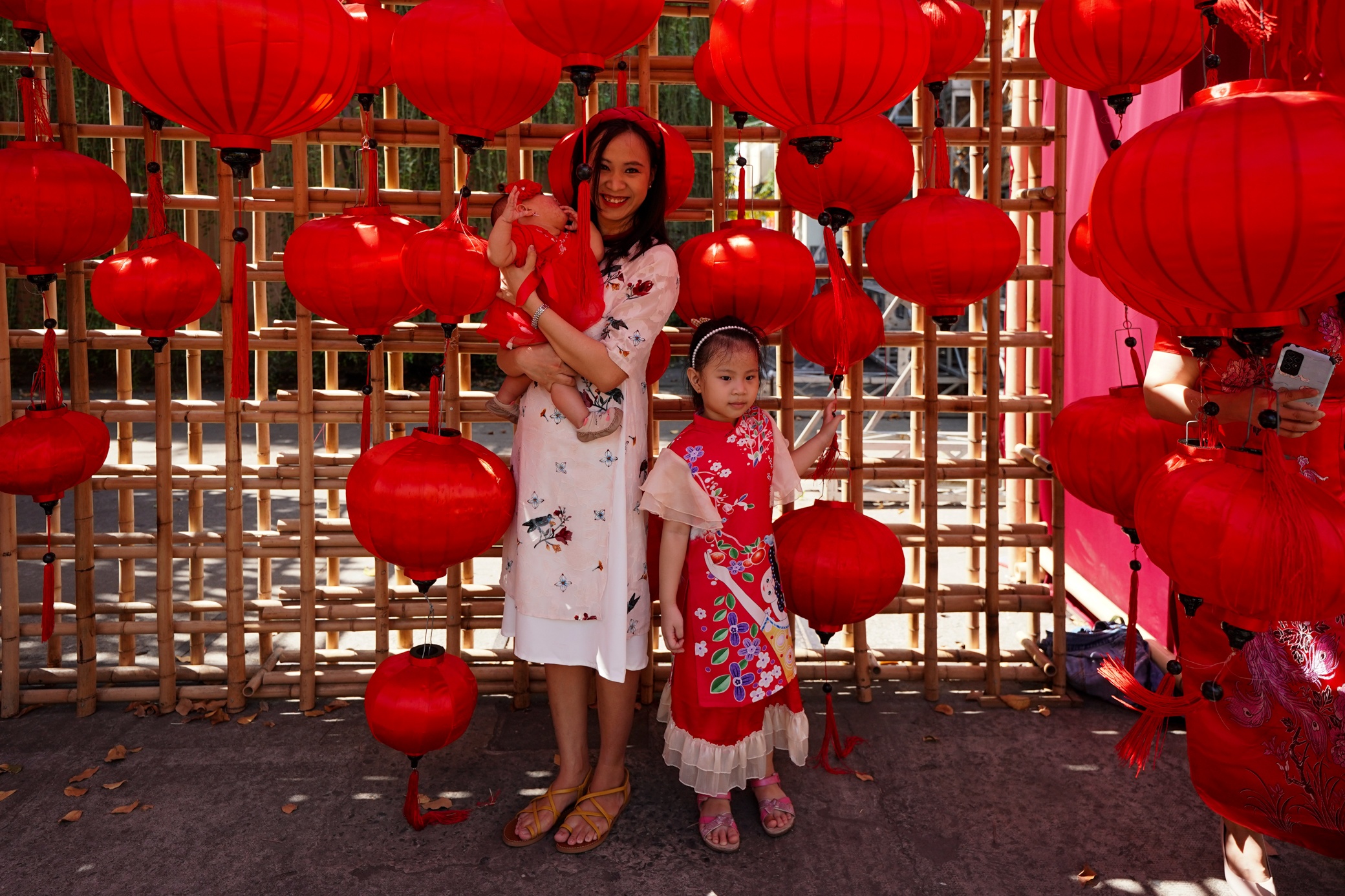 Dien ao dai du xuan mung 1 Tet anh 5