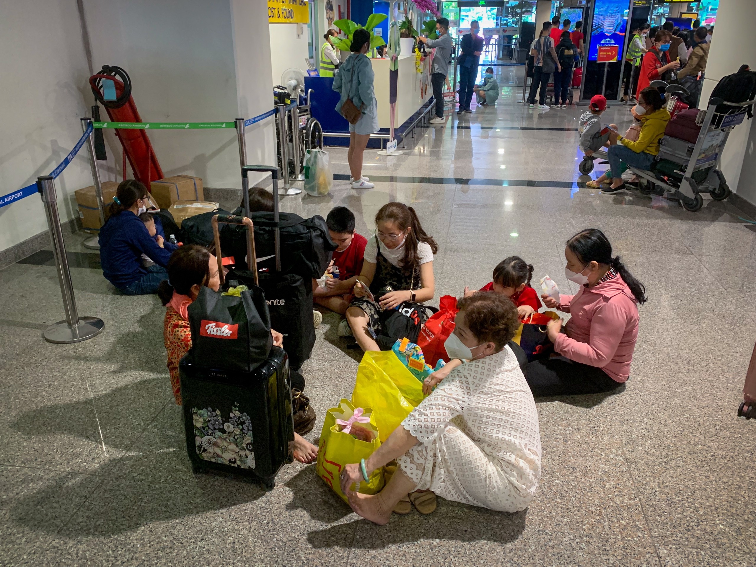 San bay dong khach ve TP.HCM anh 3