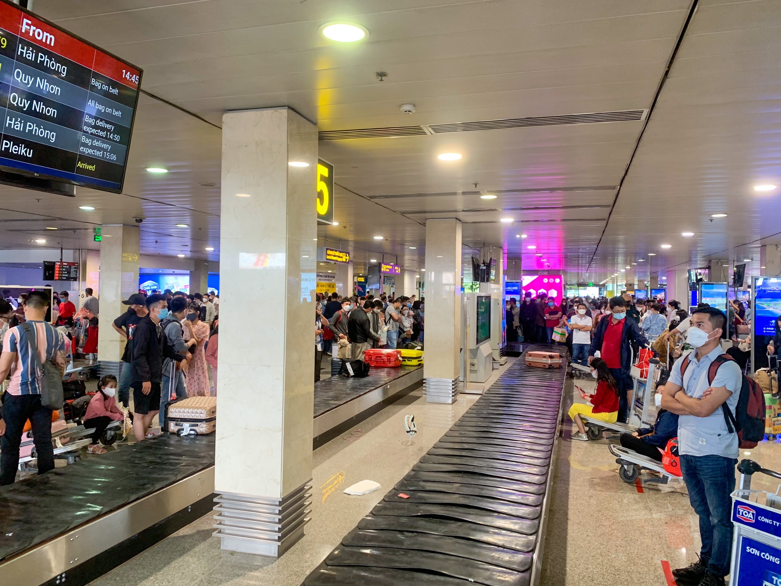 San bay dong khach ve TP.HCM anh 2