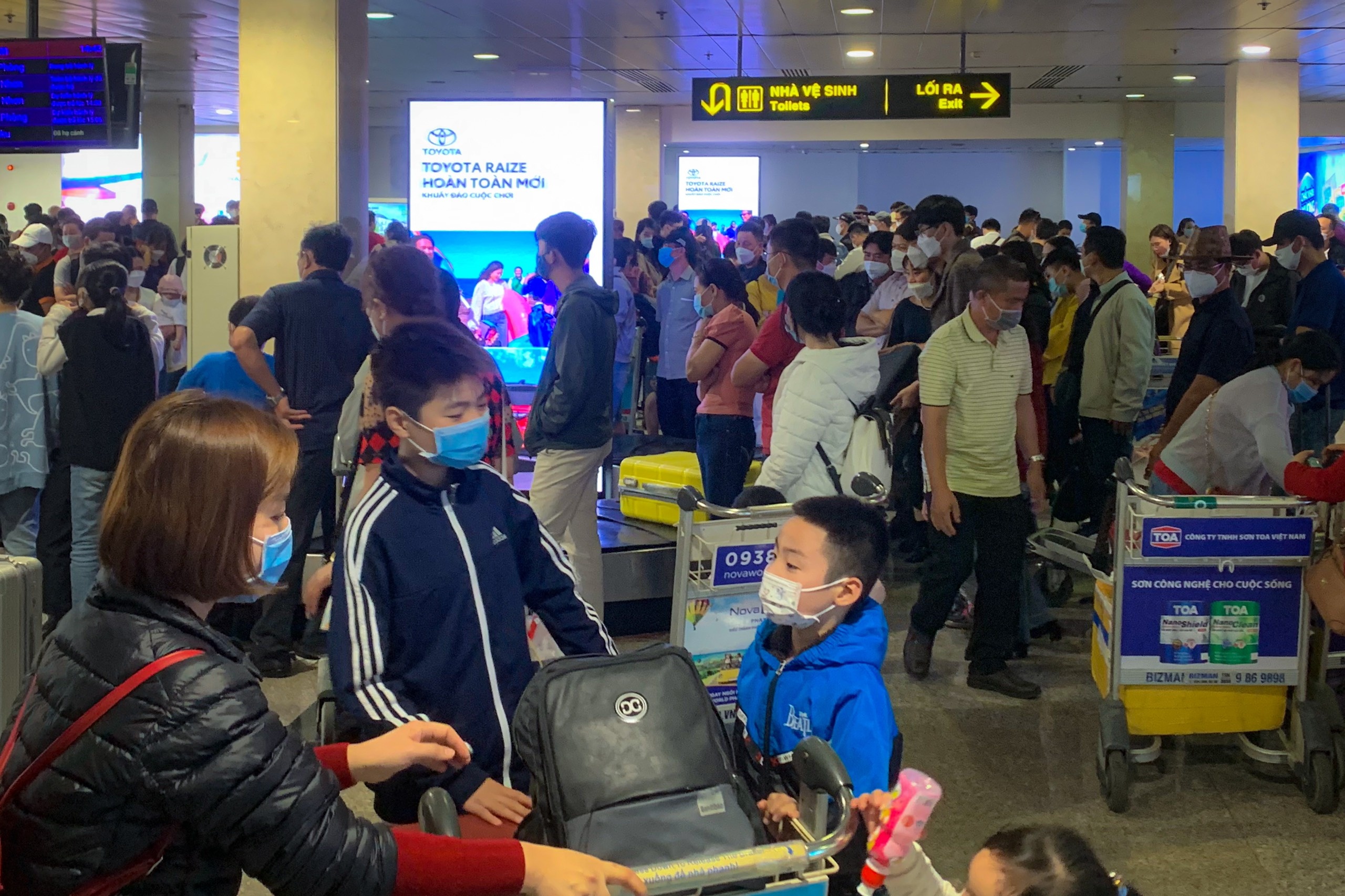 Sân bay đông khách về TP.HCM ảnh 1 San bay dong khach ve TP.HCM anh 1