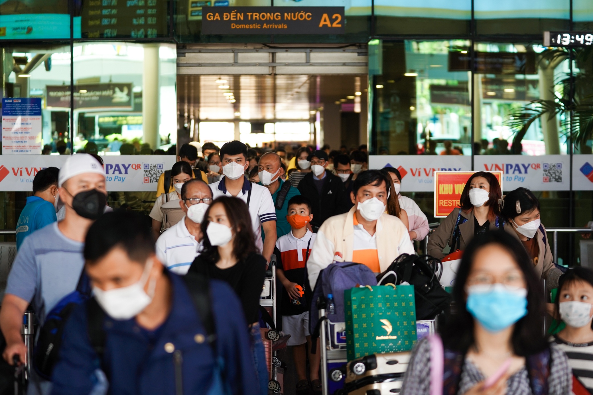 San bay Tan Son Nhat dong nghit nguoi ngay mung 5 Tet hinh anh