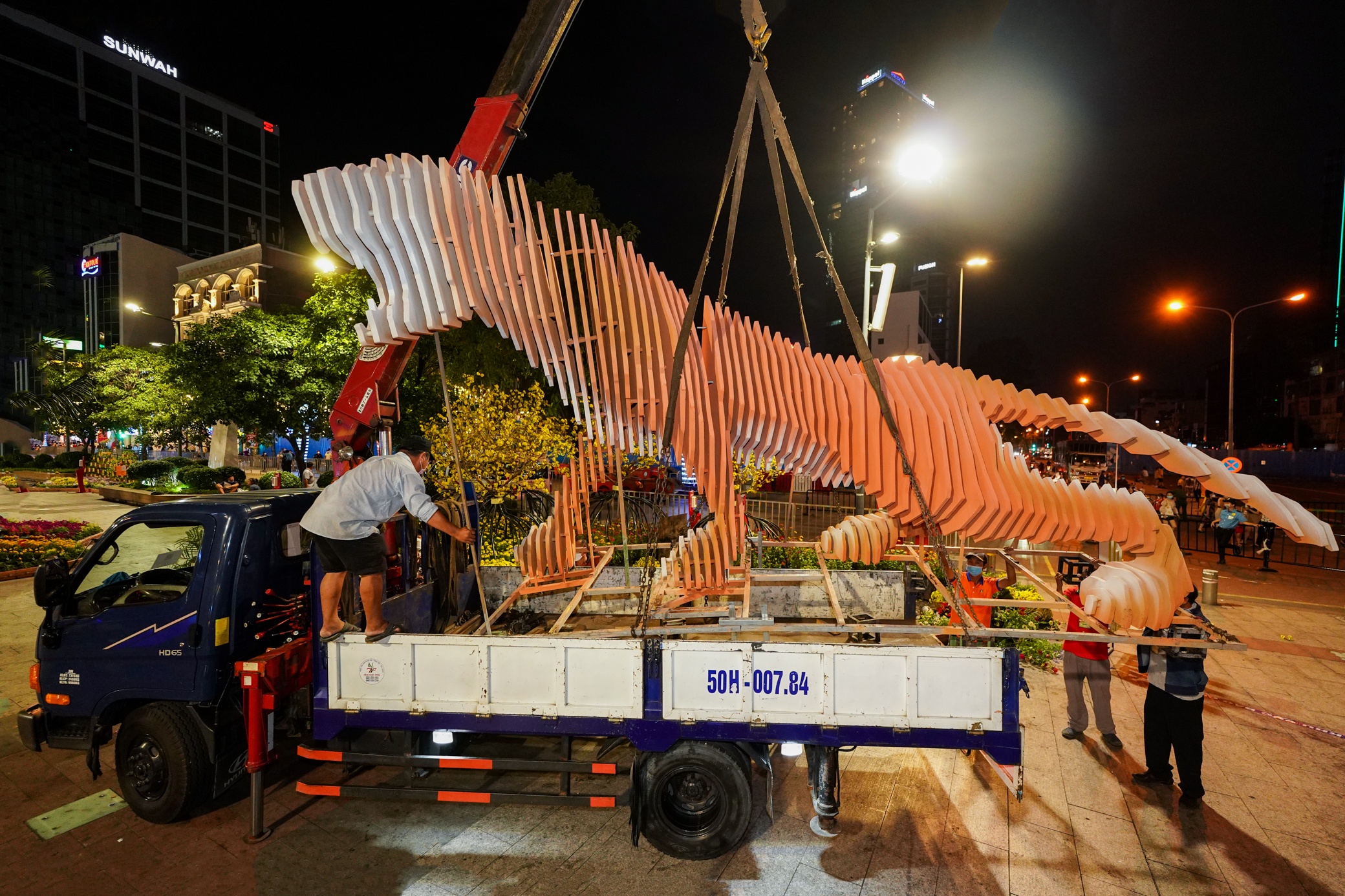 Don dep duong hoa Nguyen Hue anh 1