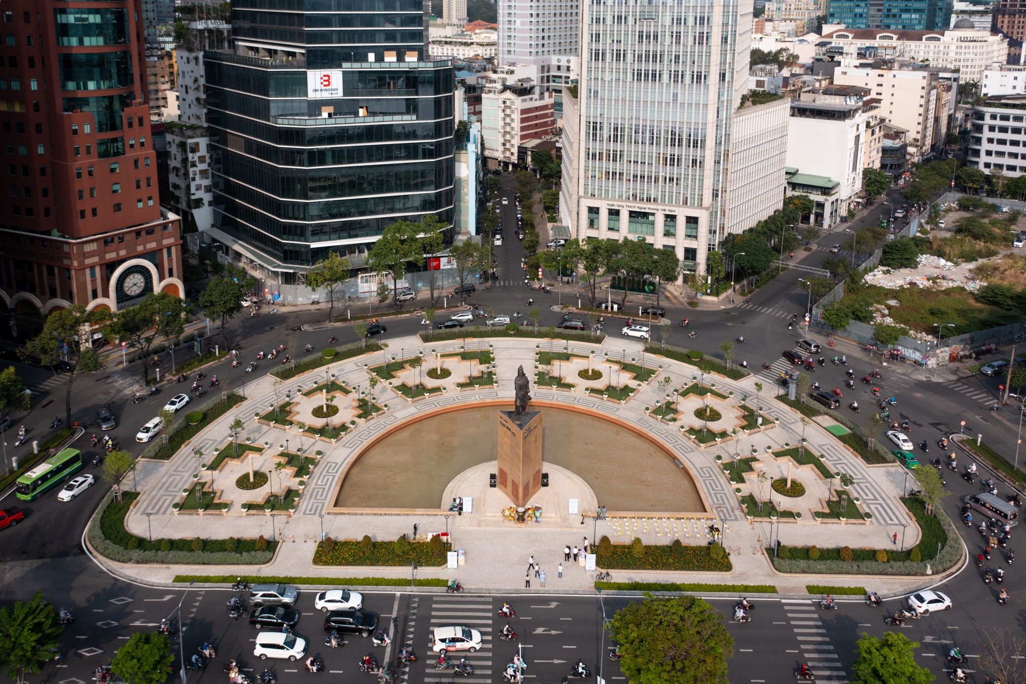 Khanh thanh cong vien Me Linh anh 2