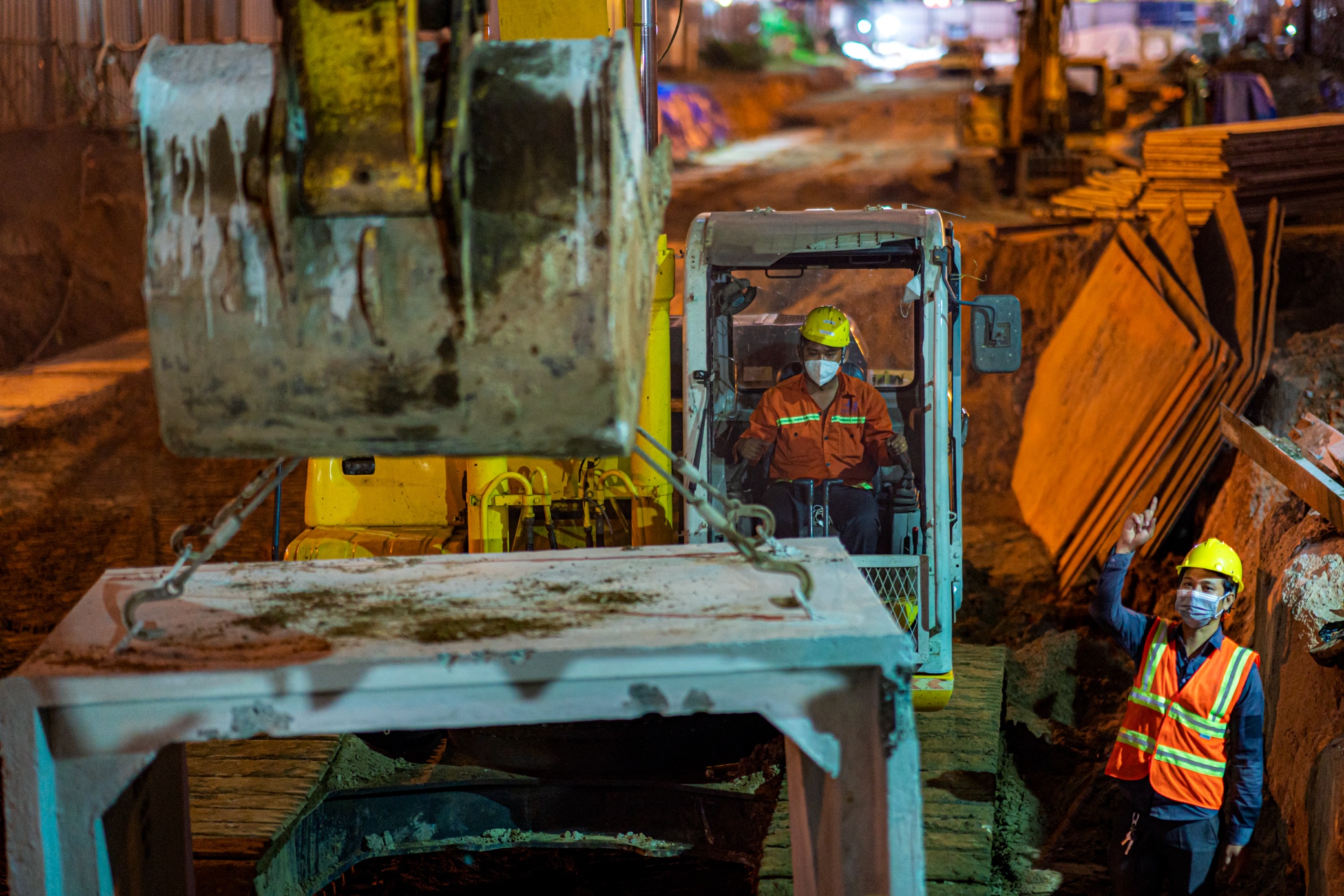 Thi cong xuyen dem de tai lap mat bang duong Le Loi hinh anh