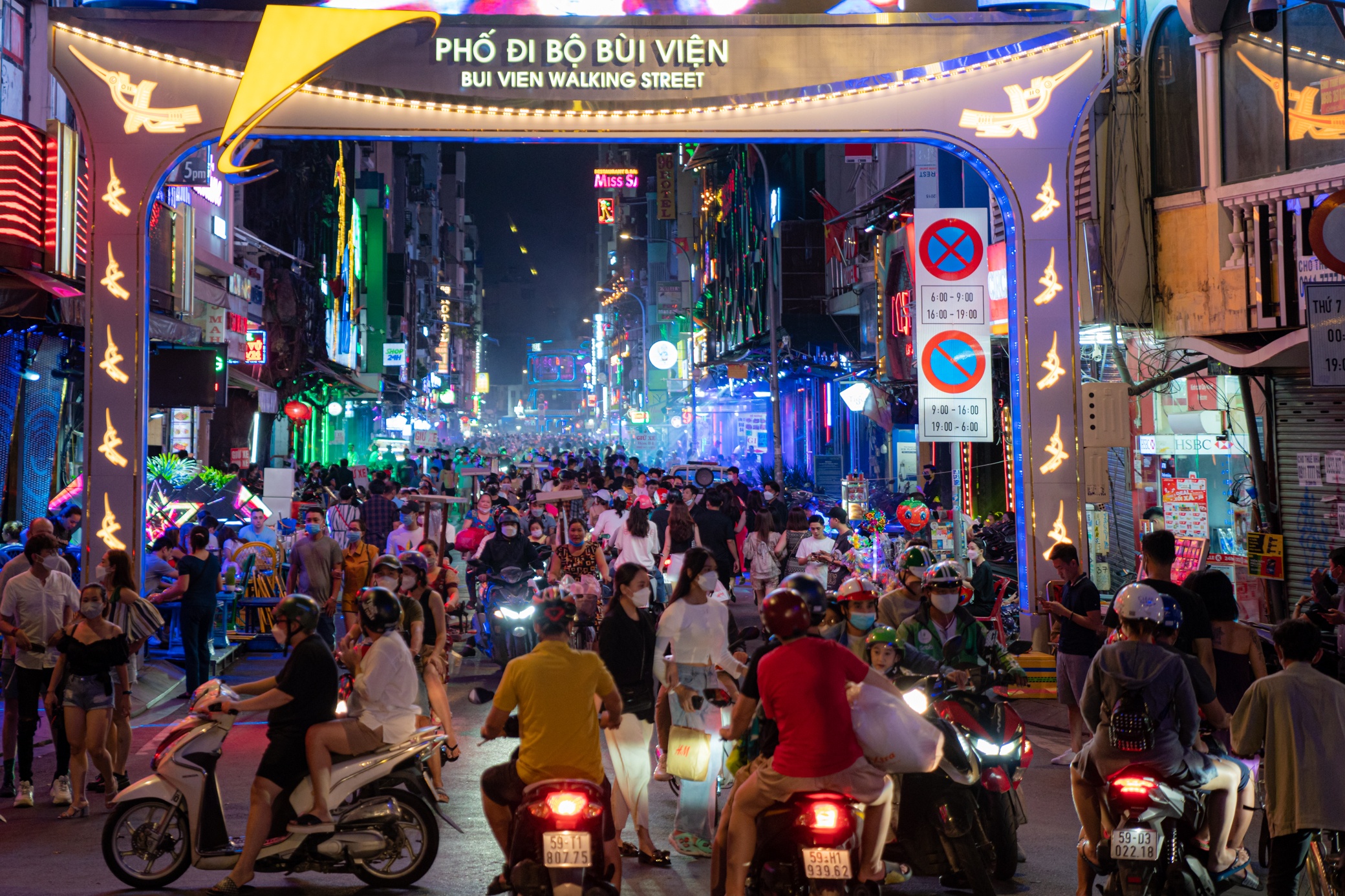 Bui Vien dong nghet anh 1