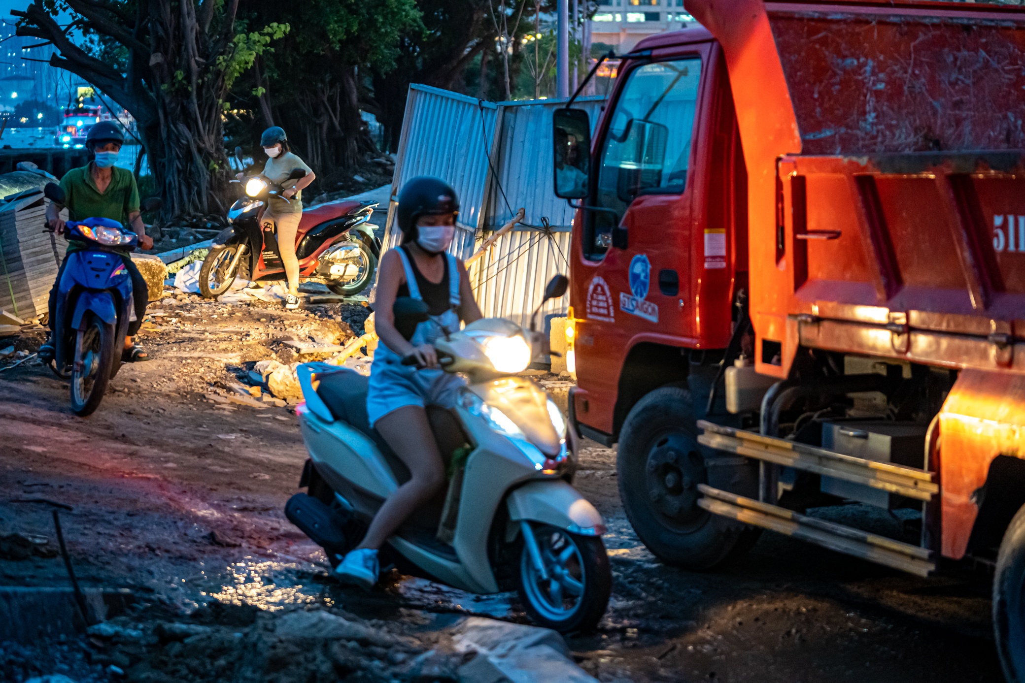 Ne ket xe, nguoi dan vuot rao cong trinh cau Thu Thiem 2 hinh anh