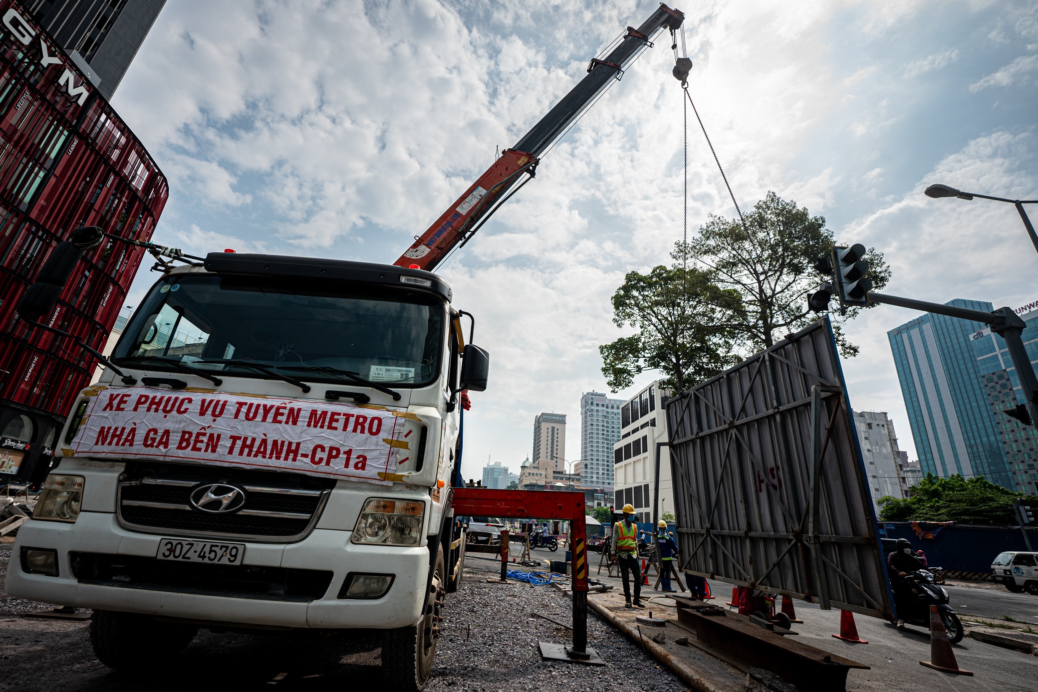 Metro Le  Loi mo rao anh 3