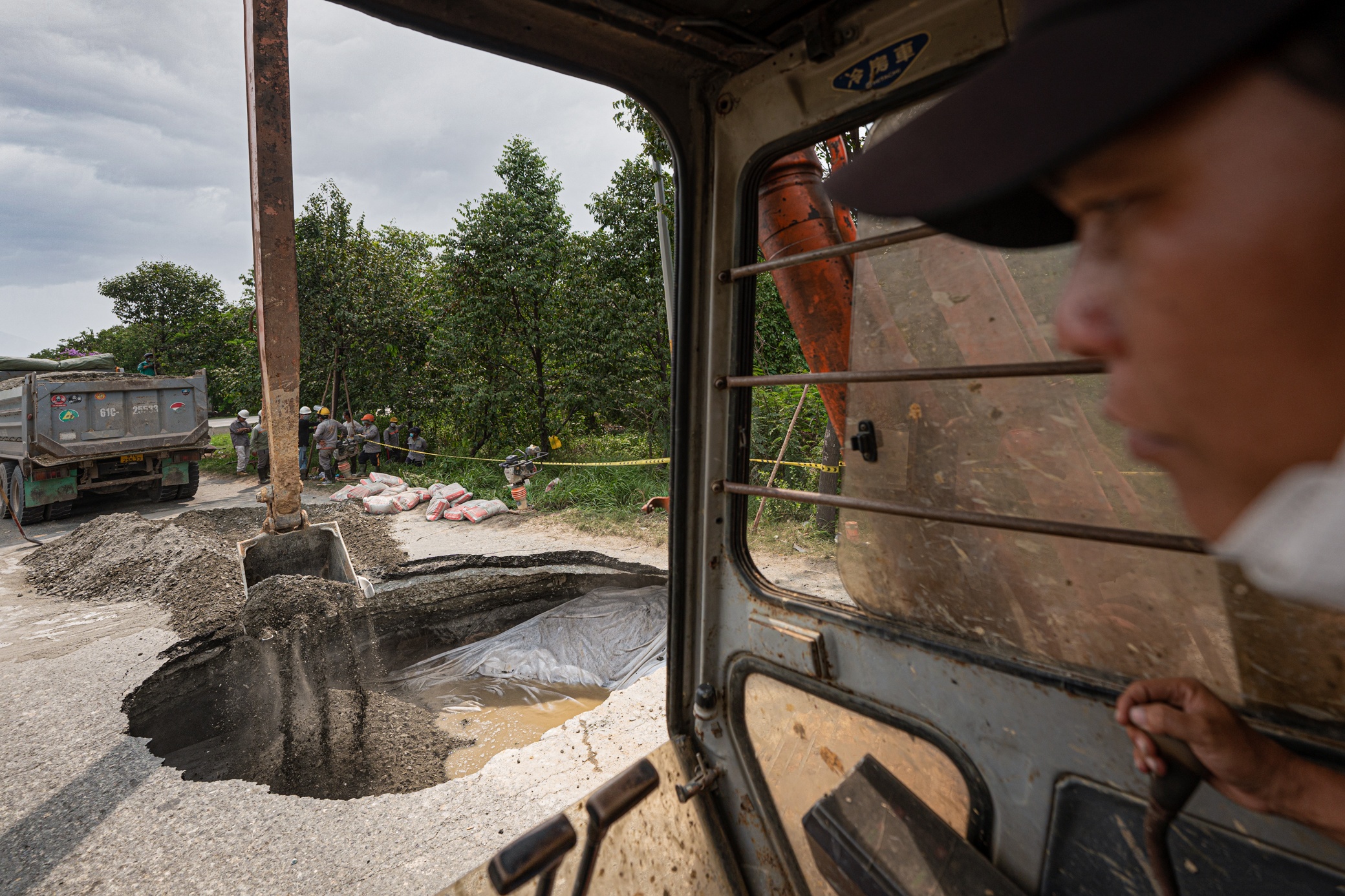 Gap rut lap ho tu than giua duong o TP Thu Duc hinh anh