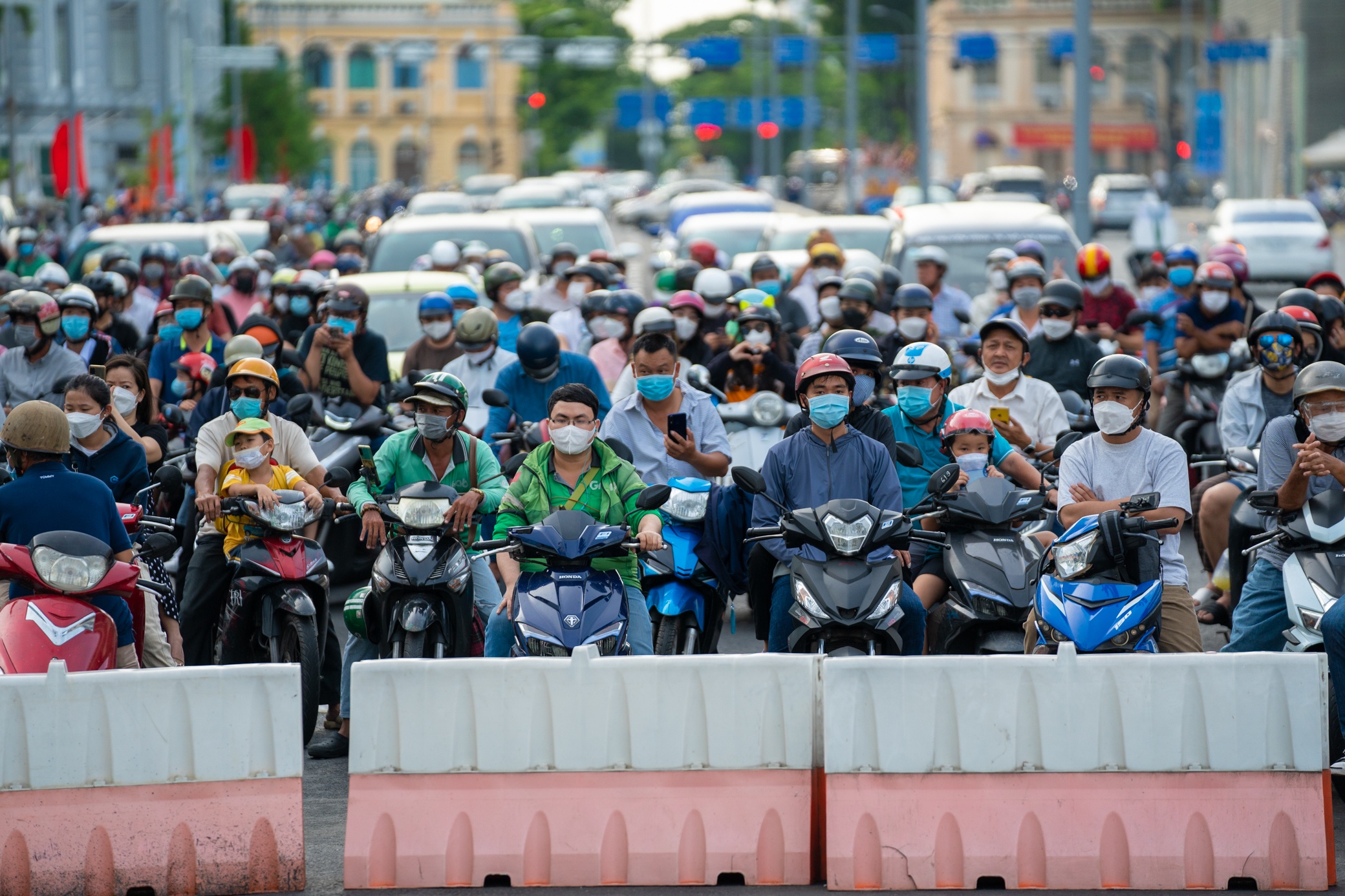 Hang tram nguoi cho duoc luu thong qua cau Thu Thiem 2 hinh anh