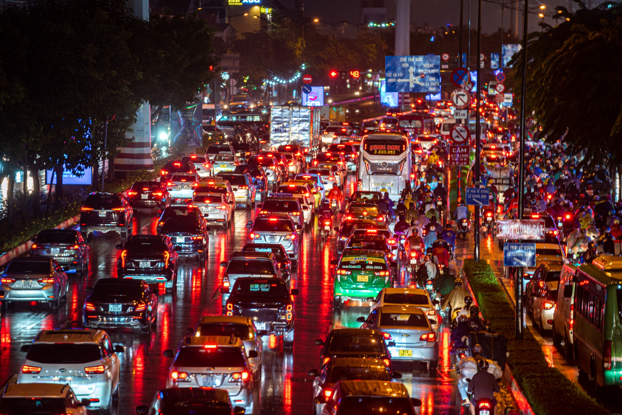 Mua keo dai, giao thong quanh ben xe Mien Dong un tac nhieu gio hinh anh