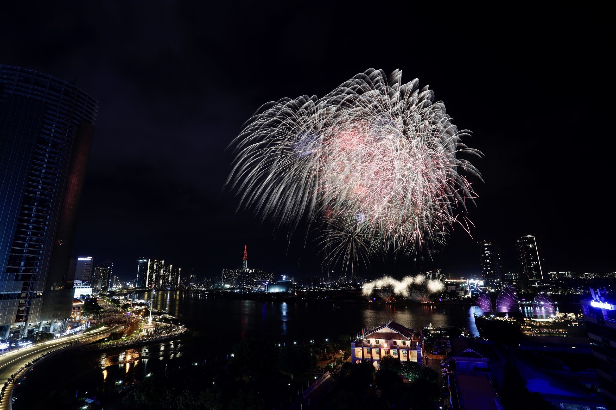 TP.HCM ban phao hoa 30/4 anh 8