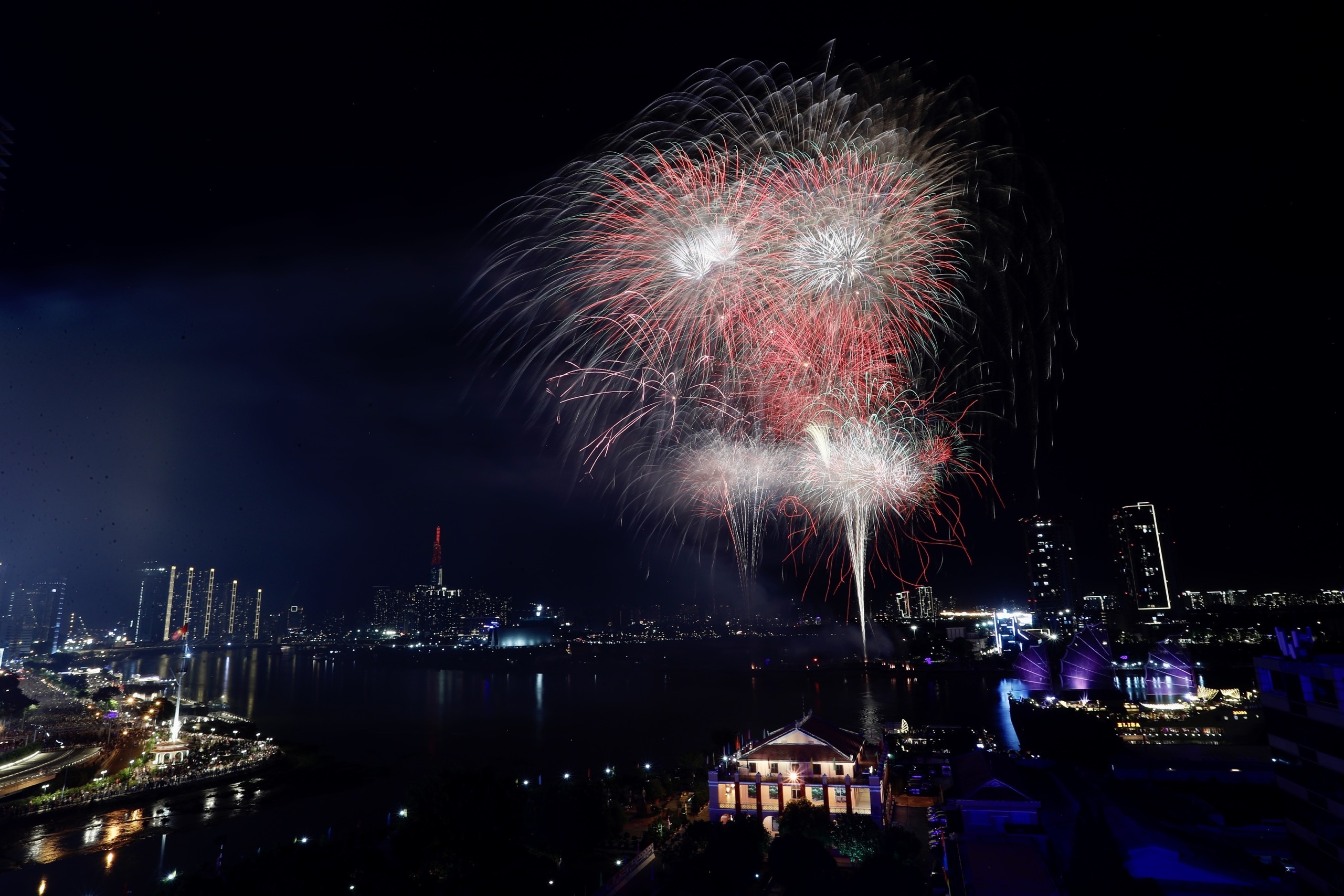 TP.HCM ban phao hoa 30/4 anh 7