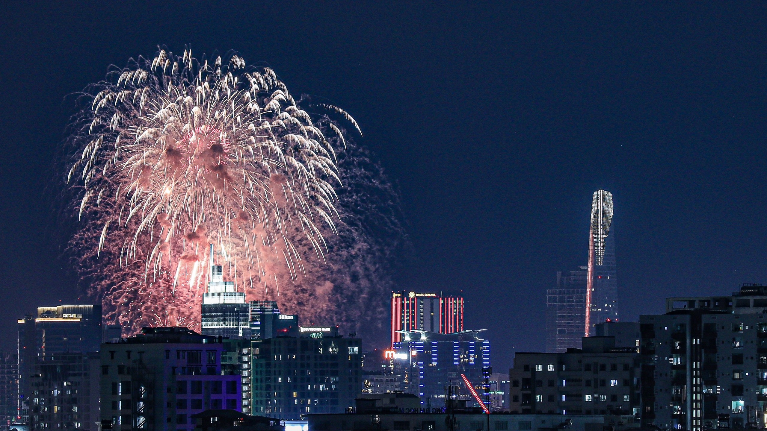 TP.HCM ban phao hoa 30/4 anh 9