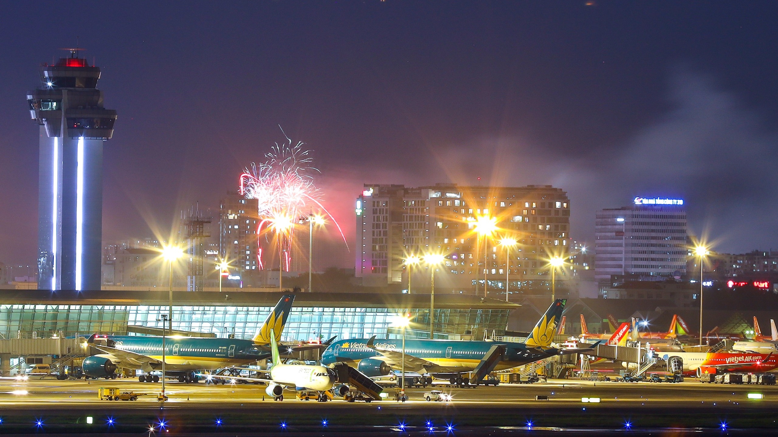 TP.HCM ban phao hoa 30/4 anh 10