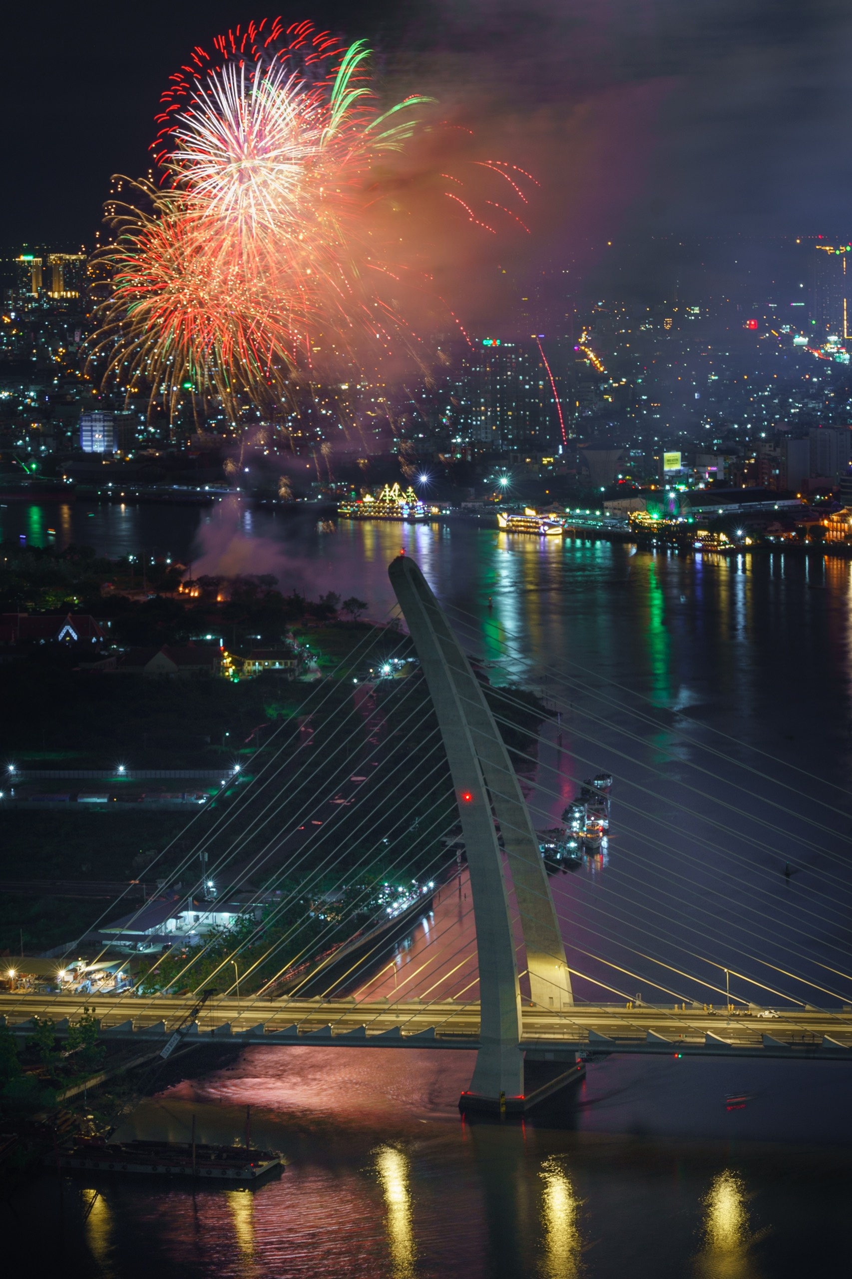 TP.HCM ban phao hoa 30/4 anh 2