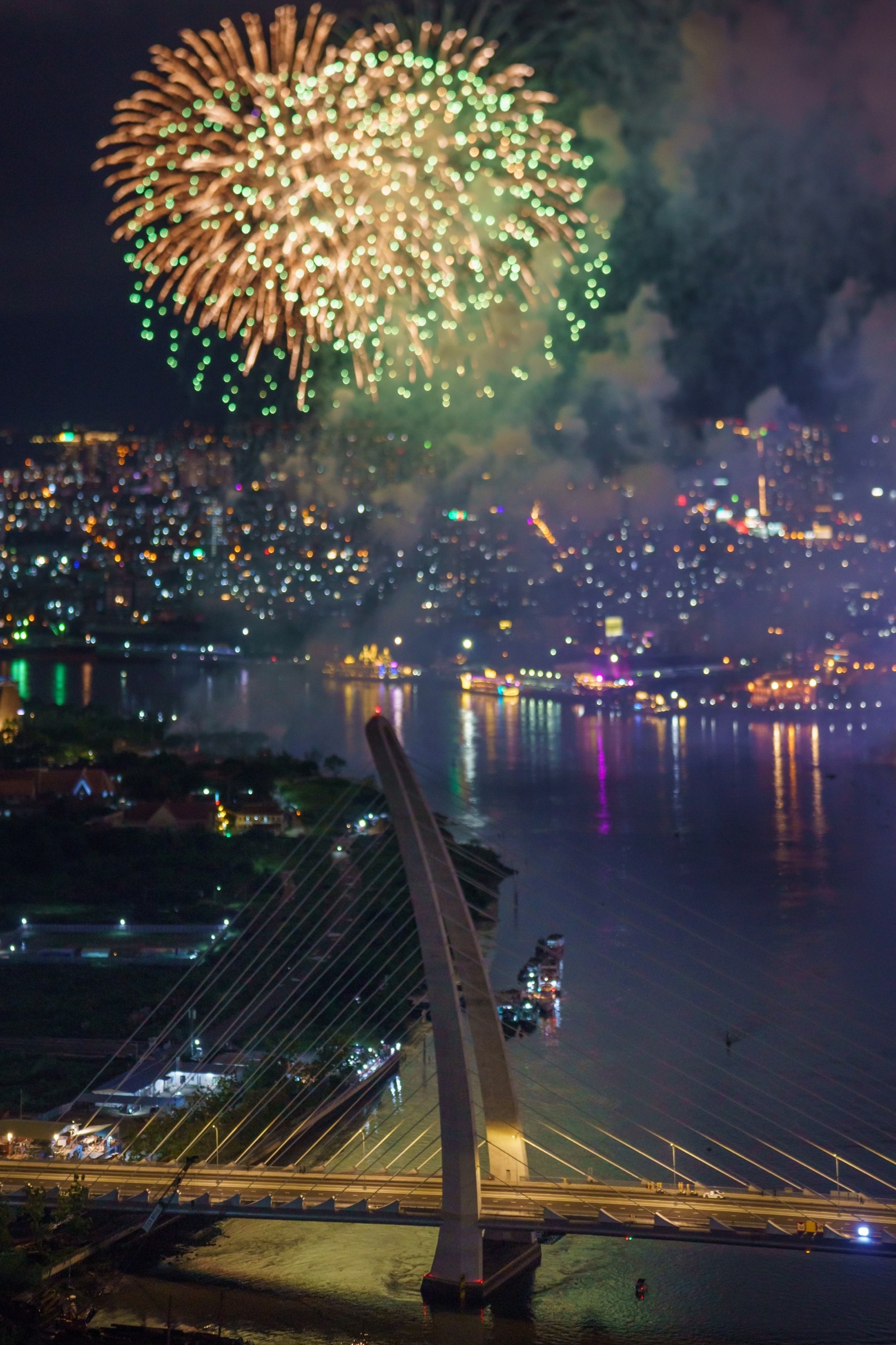 TP.HCM ban phao hoa 30/4 anh 3