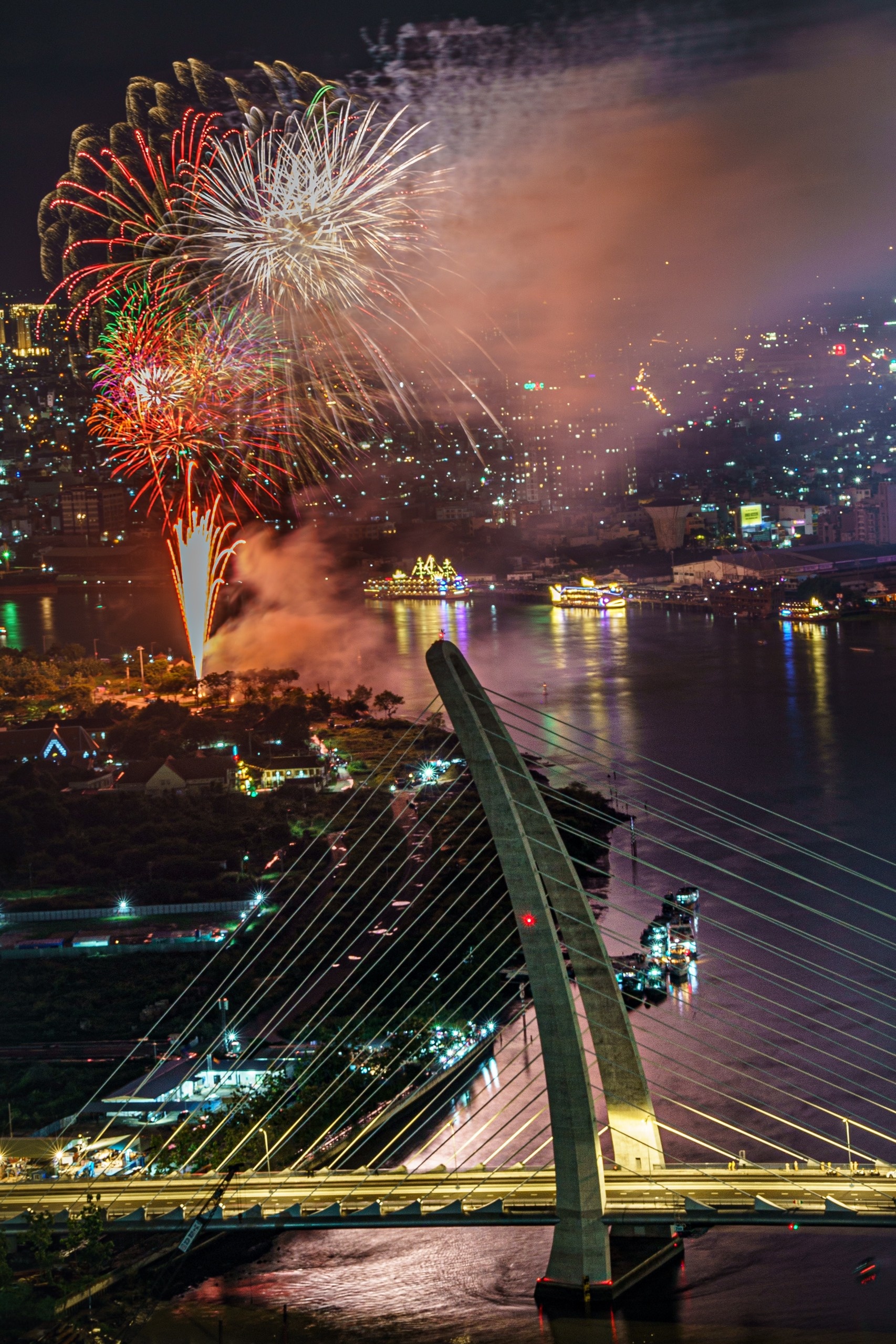 TP.HCM ban phao hoa 30/4 anh 4