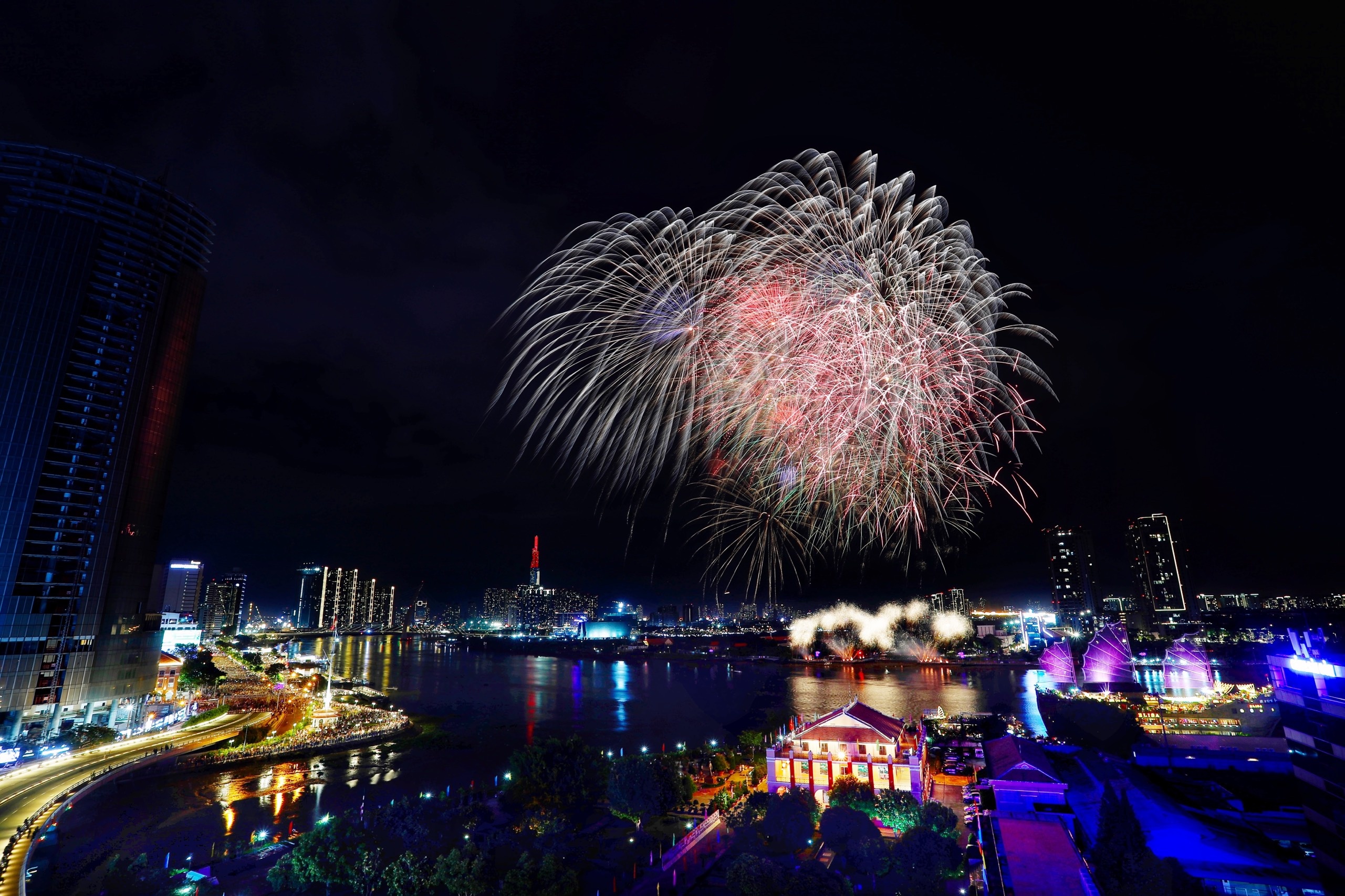 TP.HCM ban phao hoa 30/4 anh 6