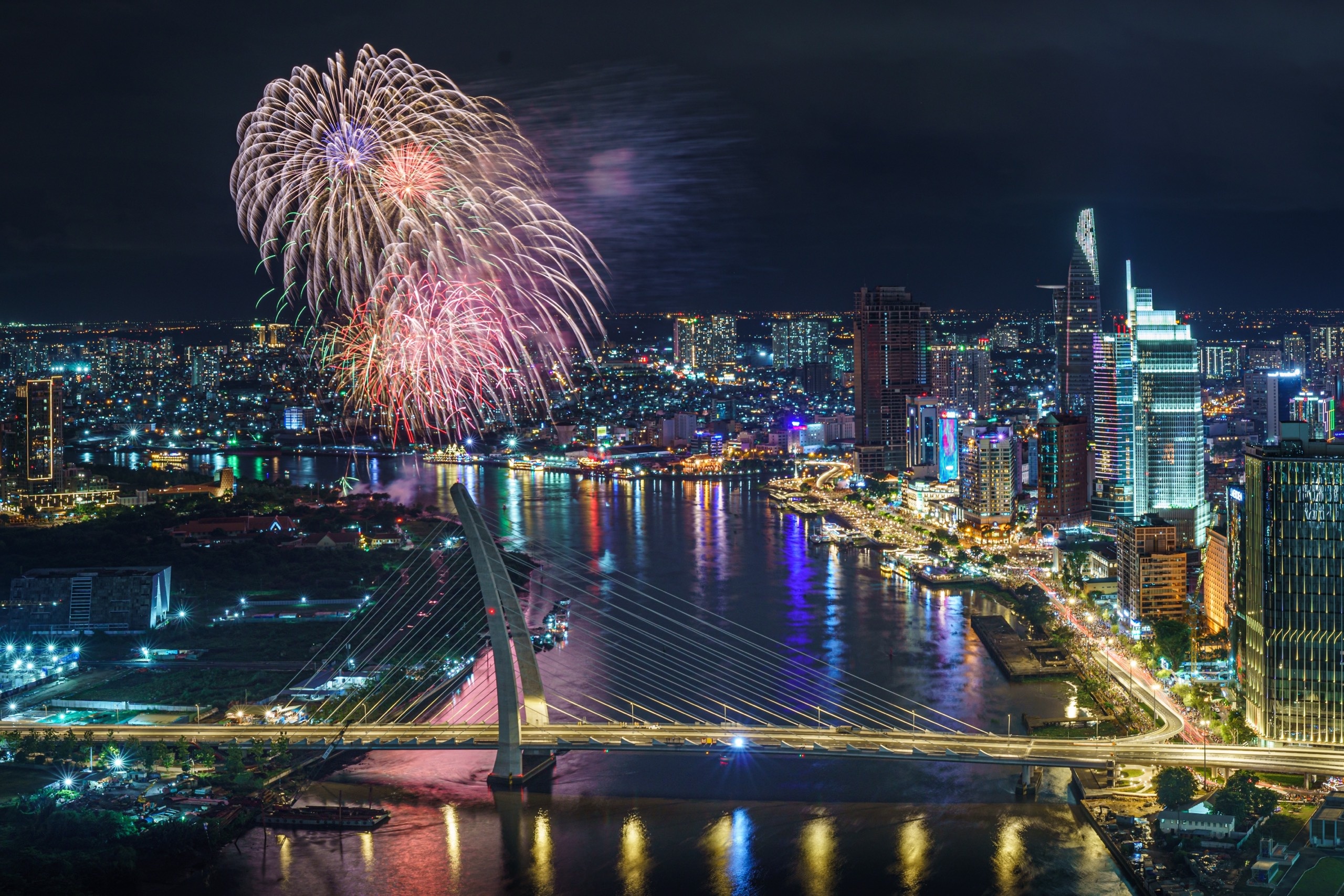 Phao hoa ruc sang tren bau troi TP.HCM toi 30/4 hinh anh