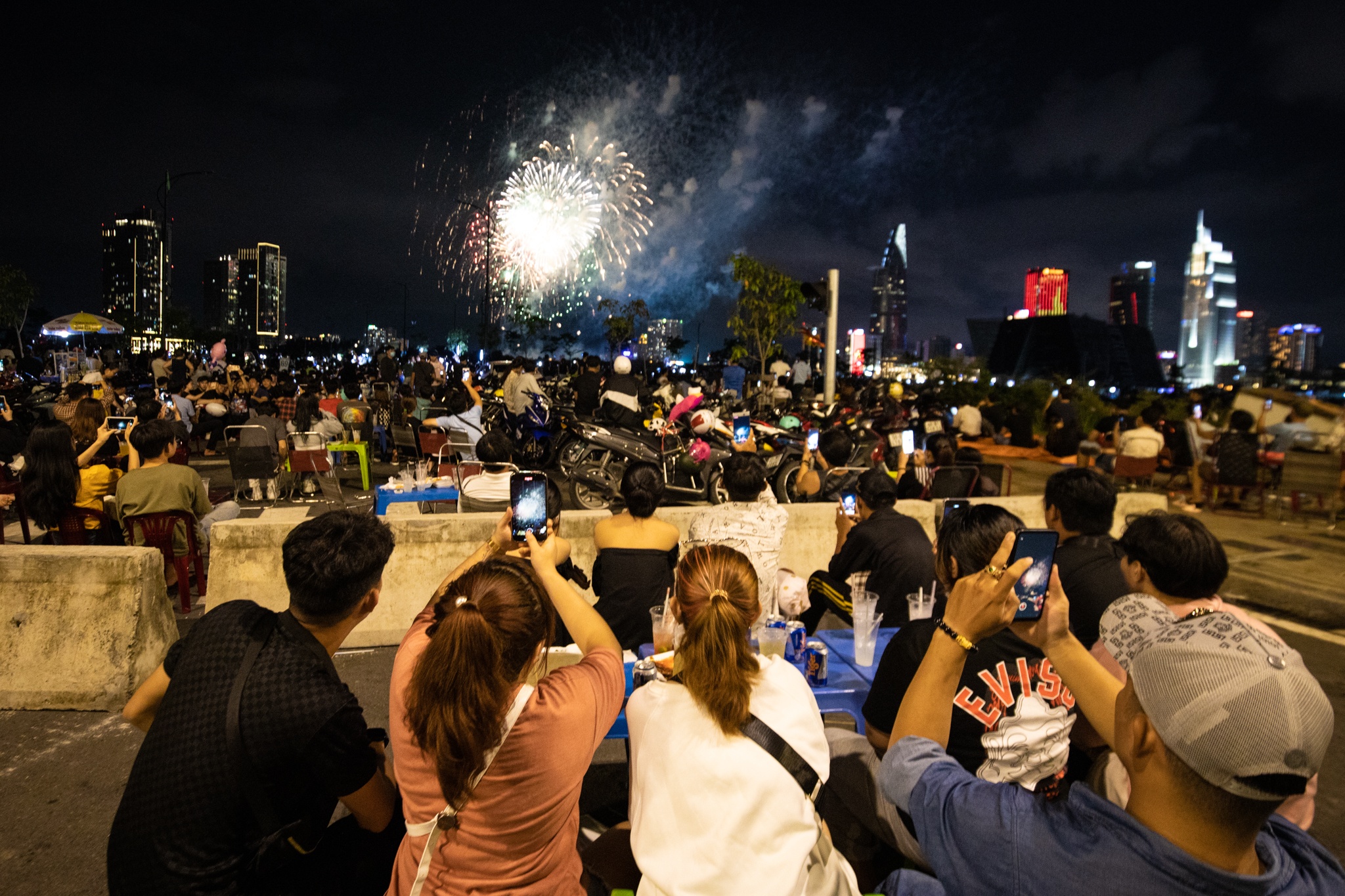 TP.HCM ban phao hoa 30/4 anh 16