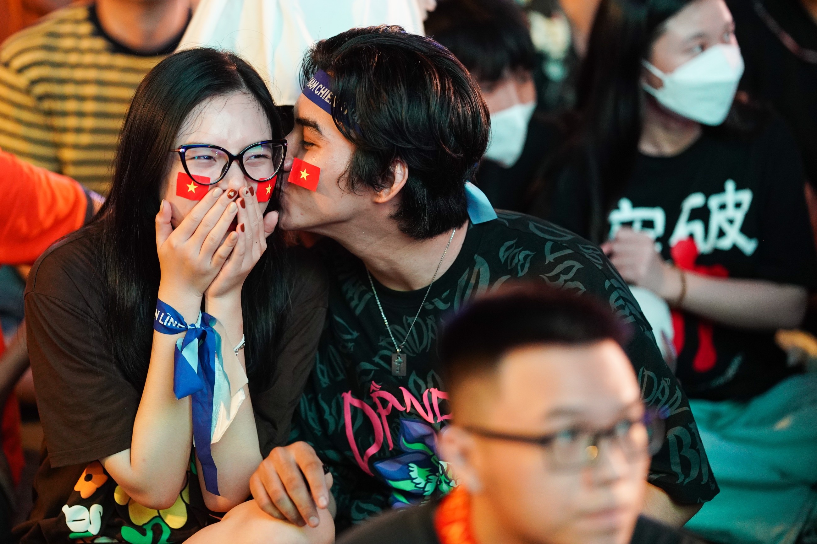 Nhieu cap doi hon nhau mung sau ban thang cua Tien Linh hinh anh