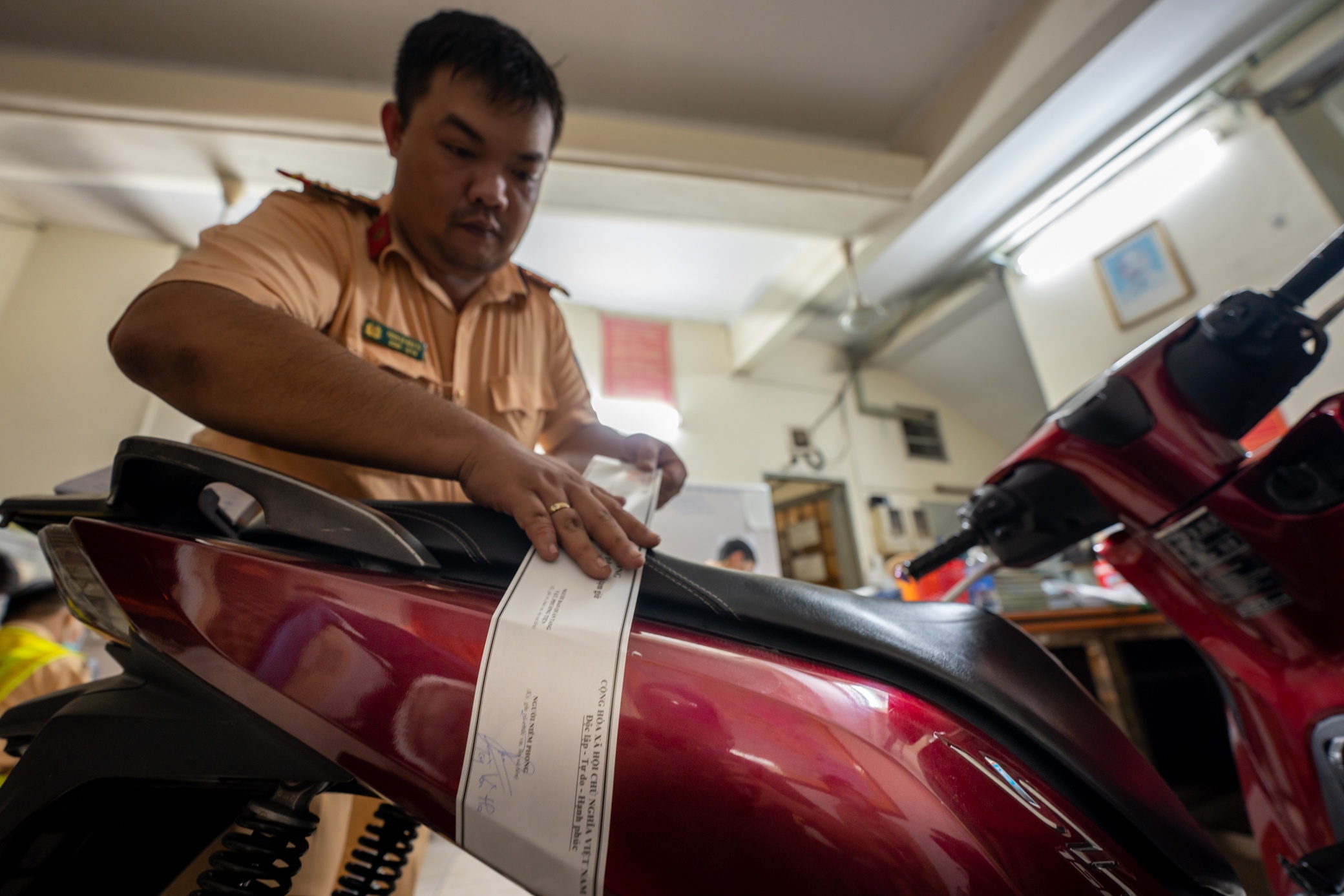 Hang chuc xe may 'di bao' o TP.HCM bi tam giu trong dem hinh anh