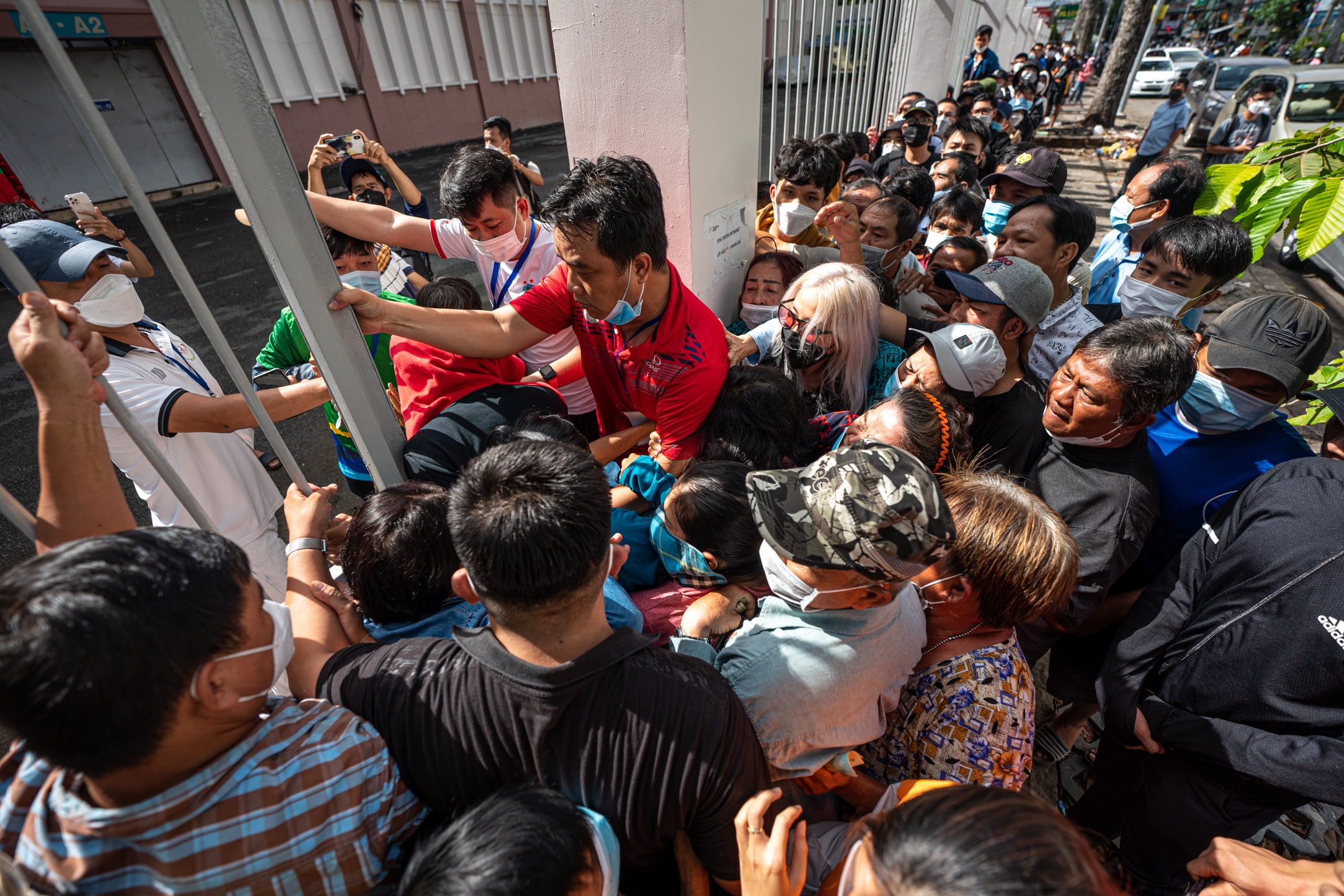 Chen lan mua ve xem tuyen Viet Nam da giao huu o TP.HCM hinh anh