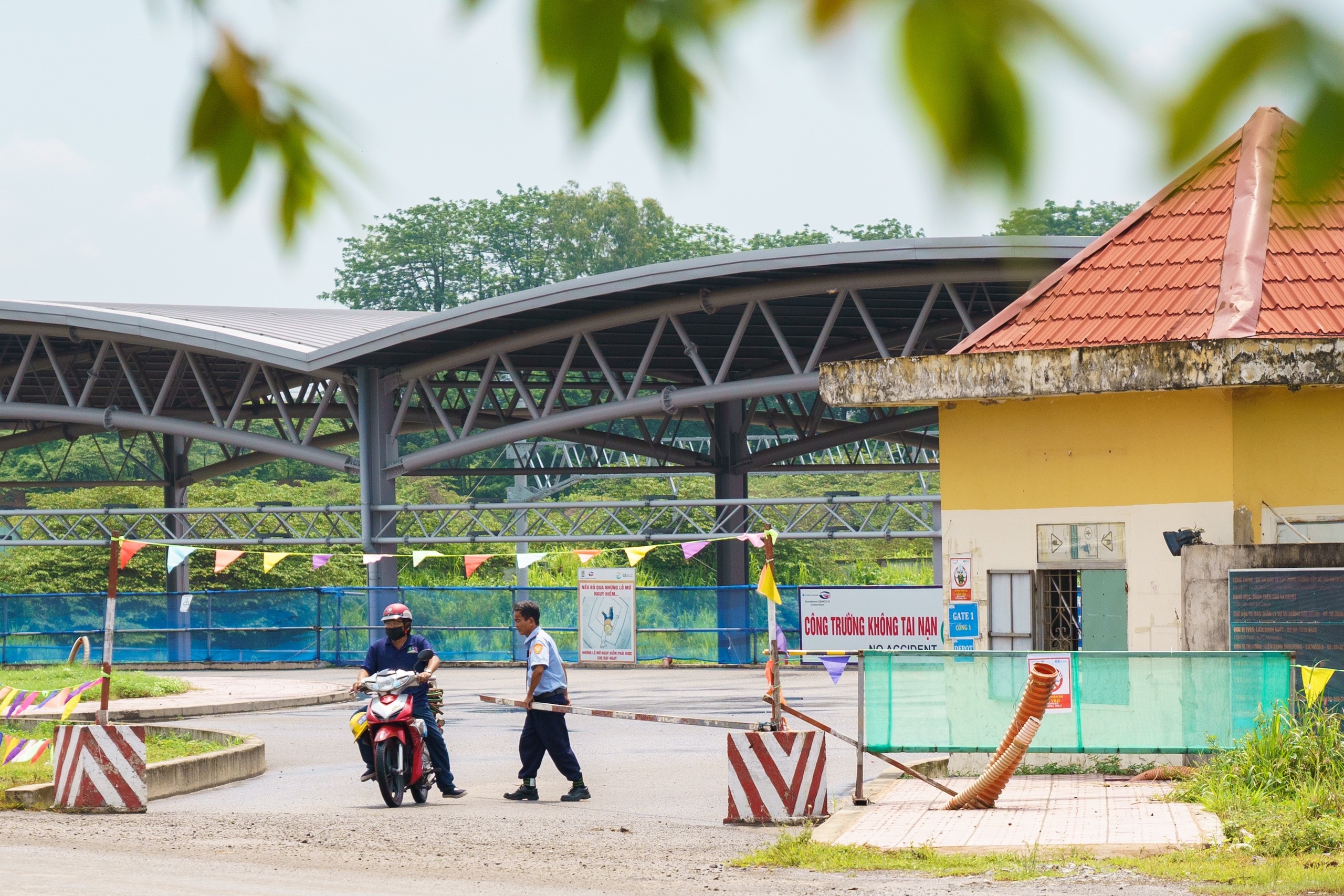 Tau Metro bi ve bay anh 6