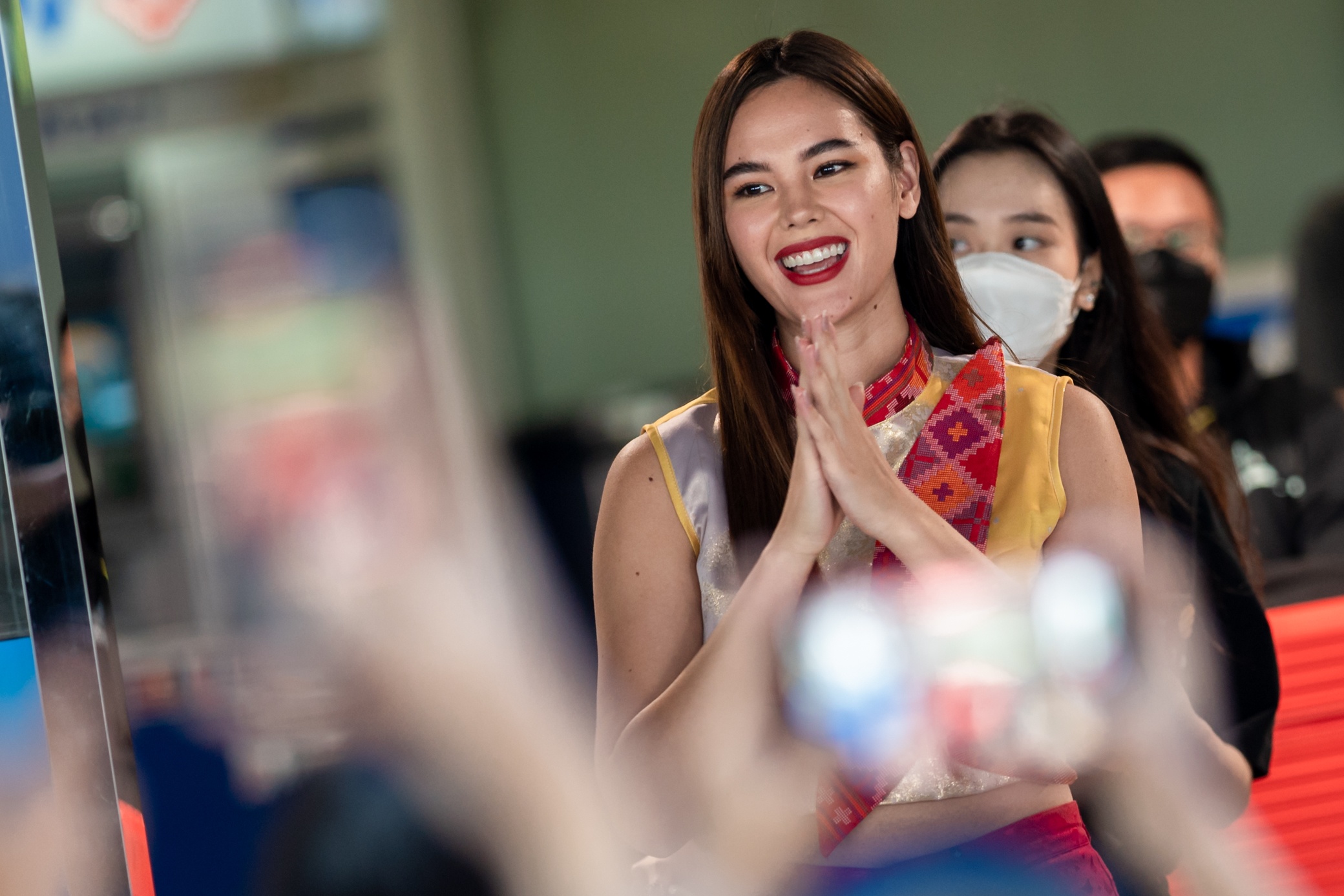 Hoa hau Catriona Gray khien san bay Tan Son Nhat nao loan hinh anh