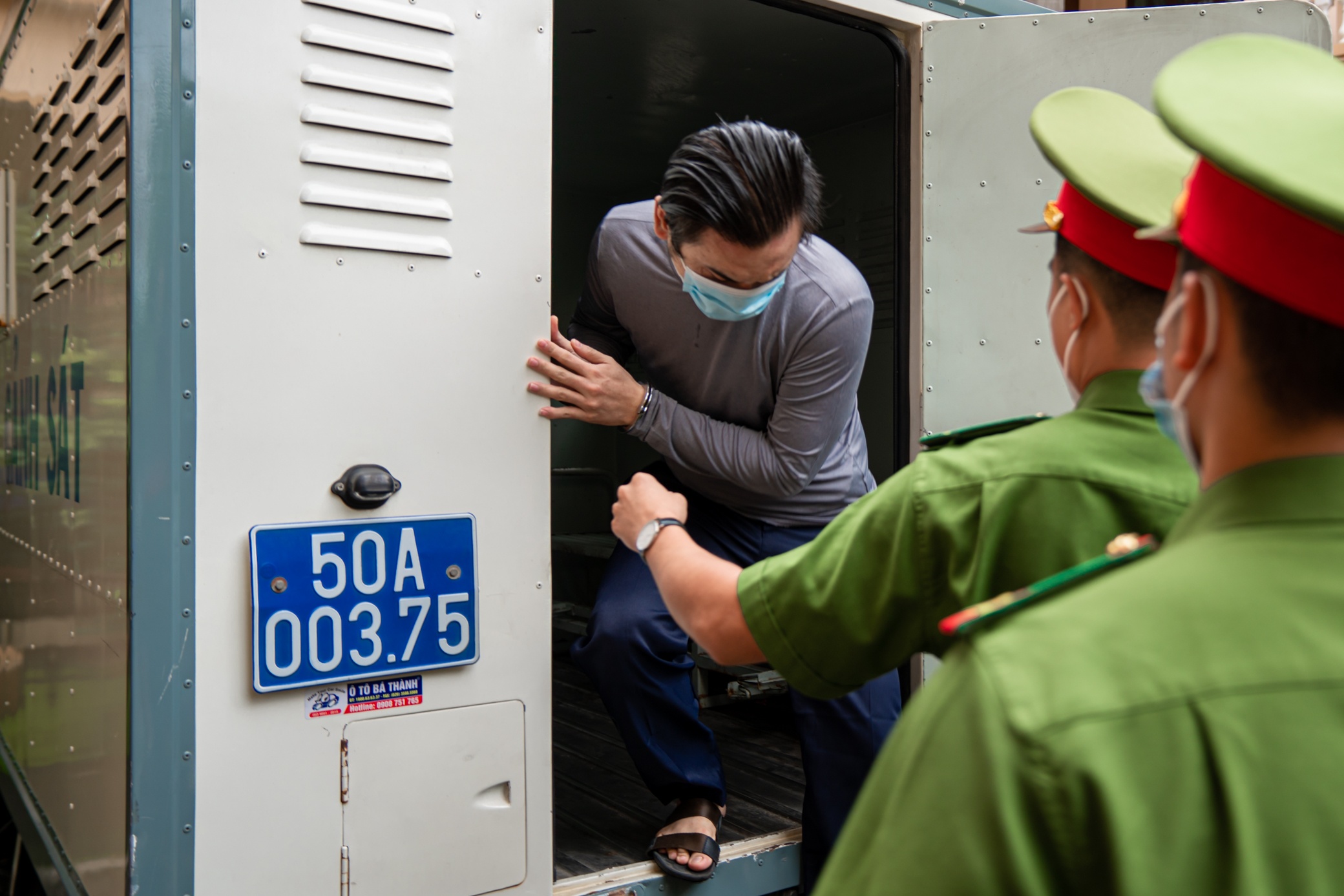 Tai xe xe Mercedes tong tiep vien hang khong anh 2