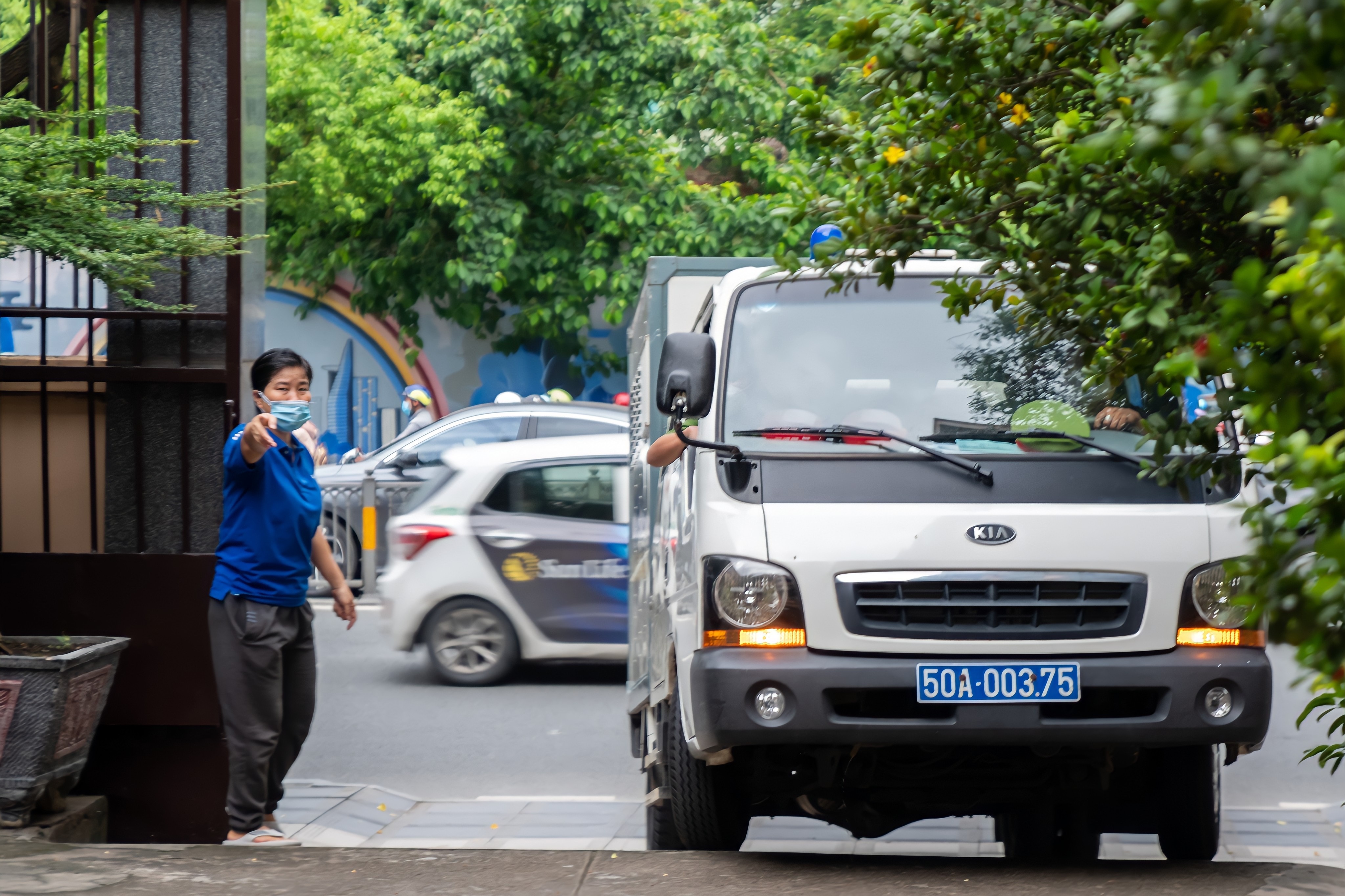 Tai xe xe Mercedes tong tiep vien hang khong anh 1