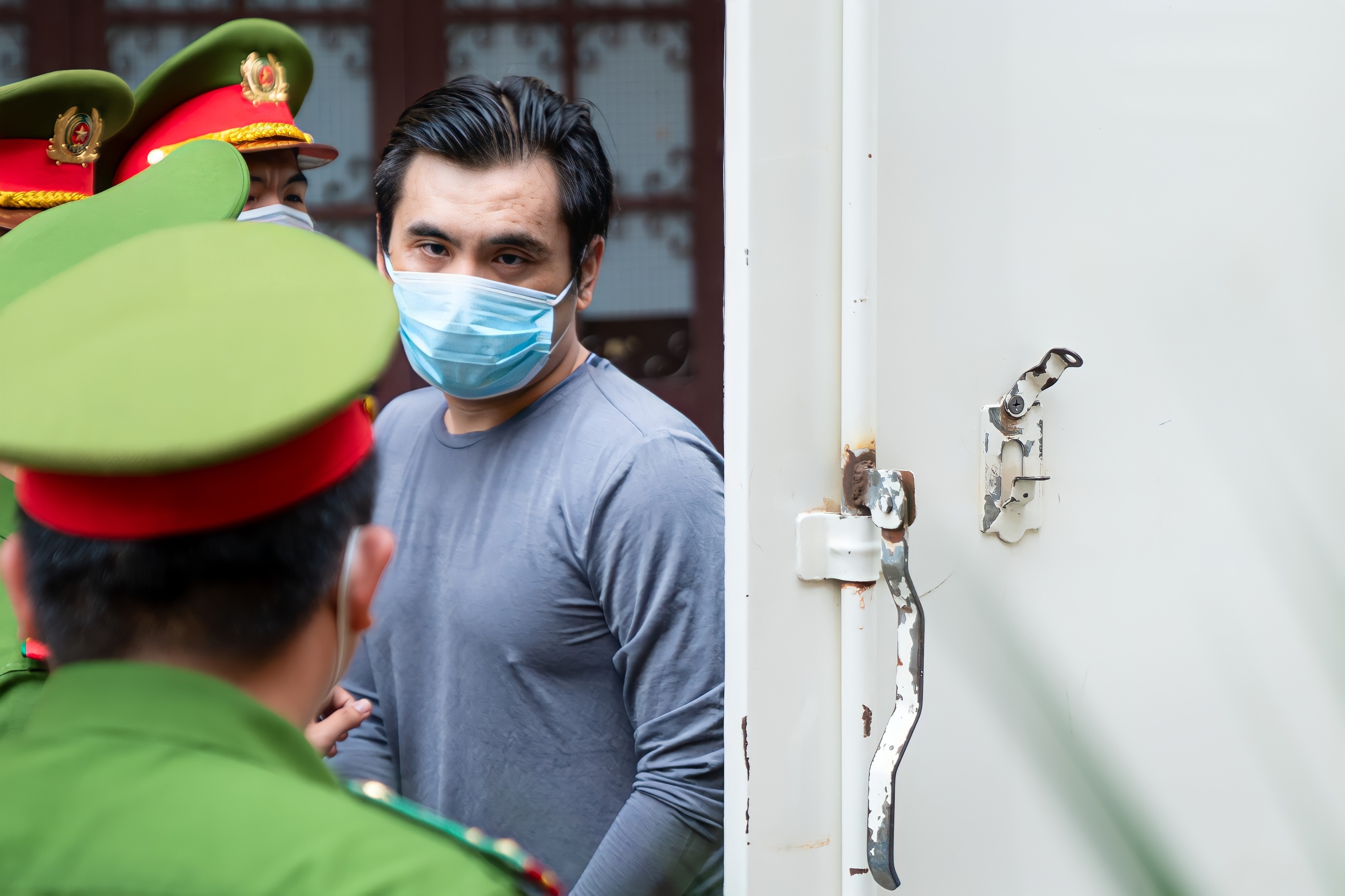 Tai xe Mercedes tong nu tiep vien hang anh 1