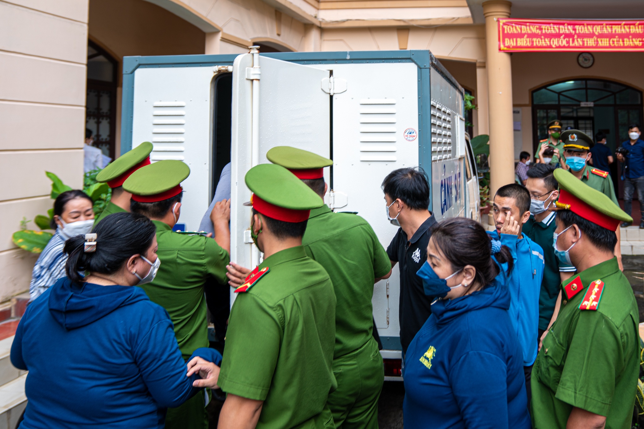 Tai xe Mercedes tong nu tiep vien hang anh 4