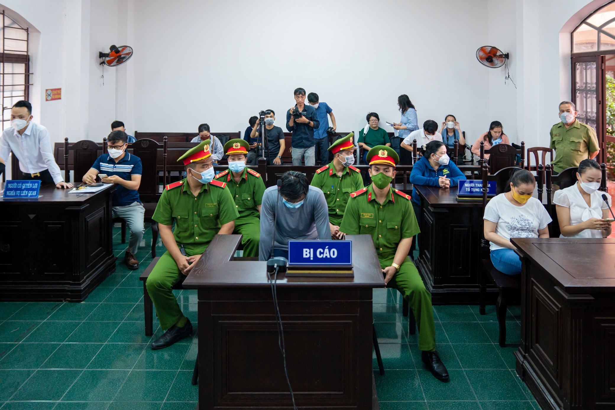 Tai xe Mercedes tong nu tiep vien hang anh 6