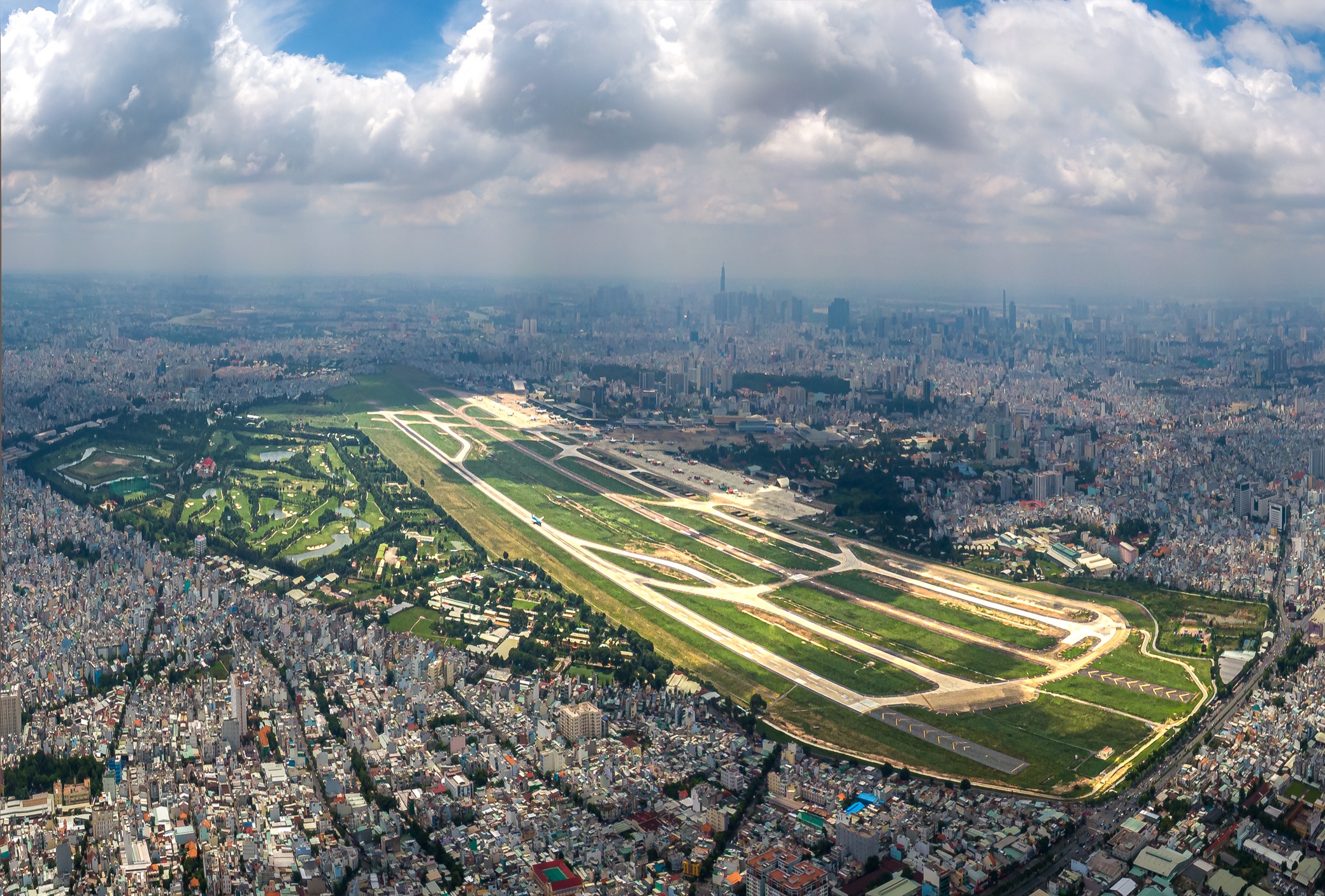 12 u be tong sap bi thao do tai san bay Tan Son Nhat anh 1