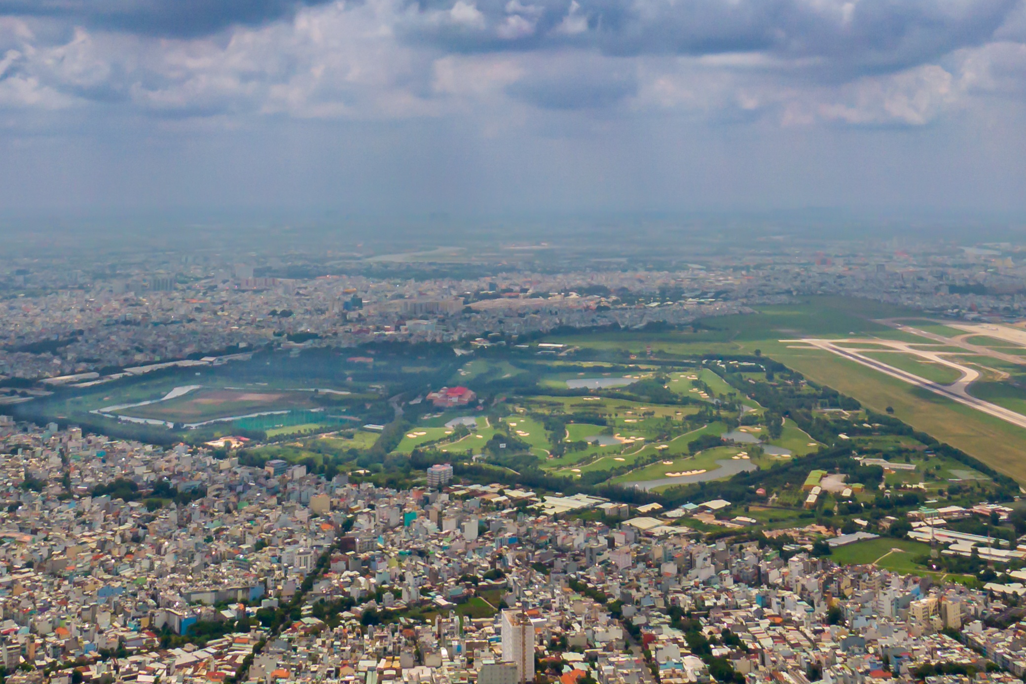 12 u be tong sap bi thao do tai san bay Tan Son Nhat anh 9