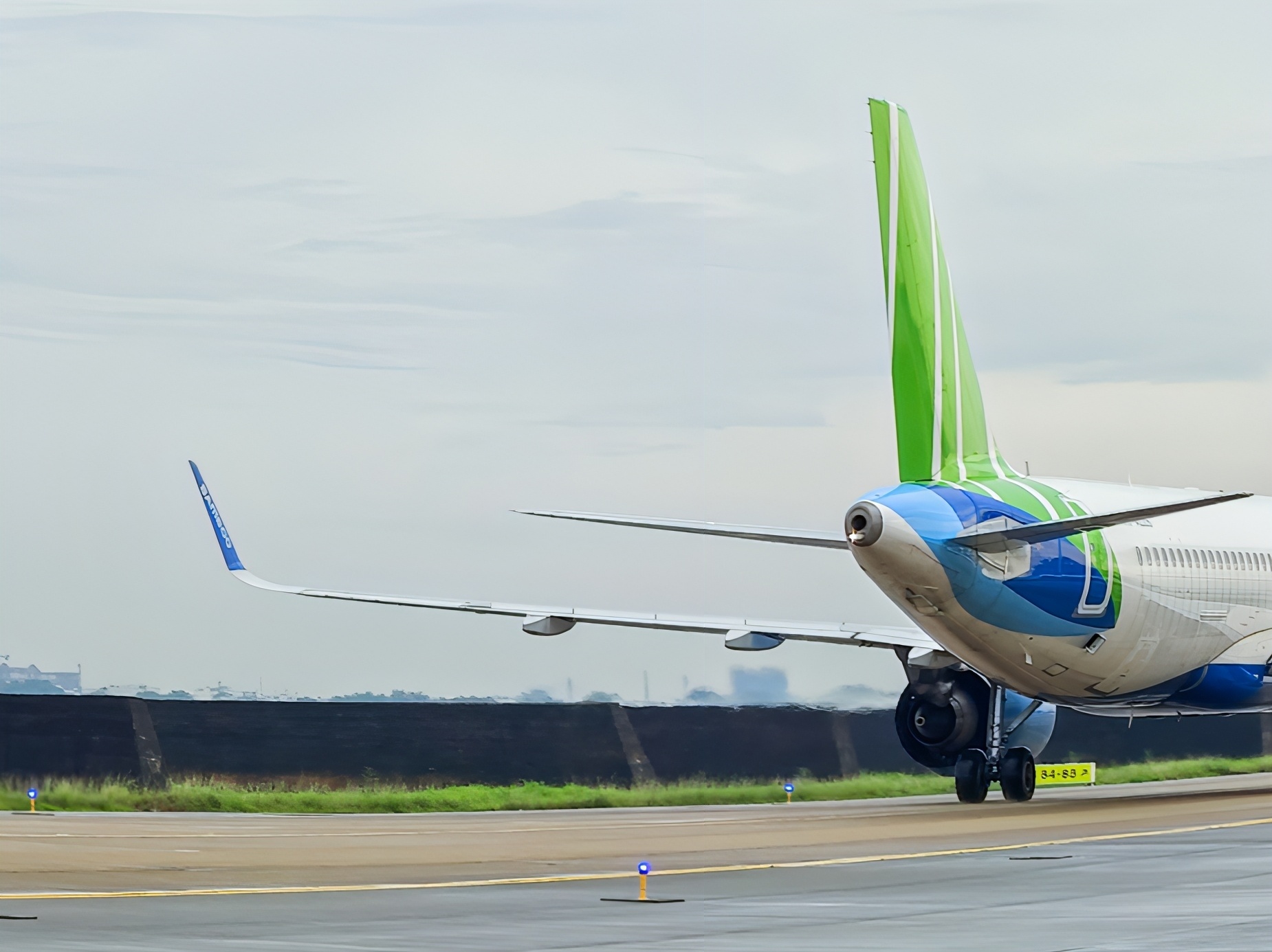 12 u be tong sap bi thao do tai san bay Tan Son Nhat anh 5