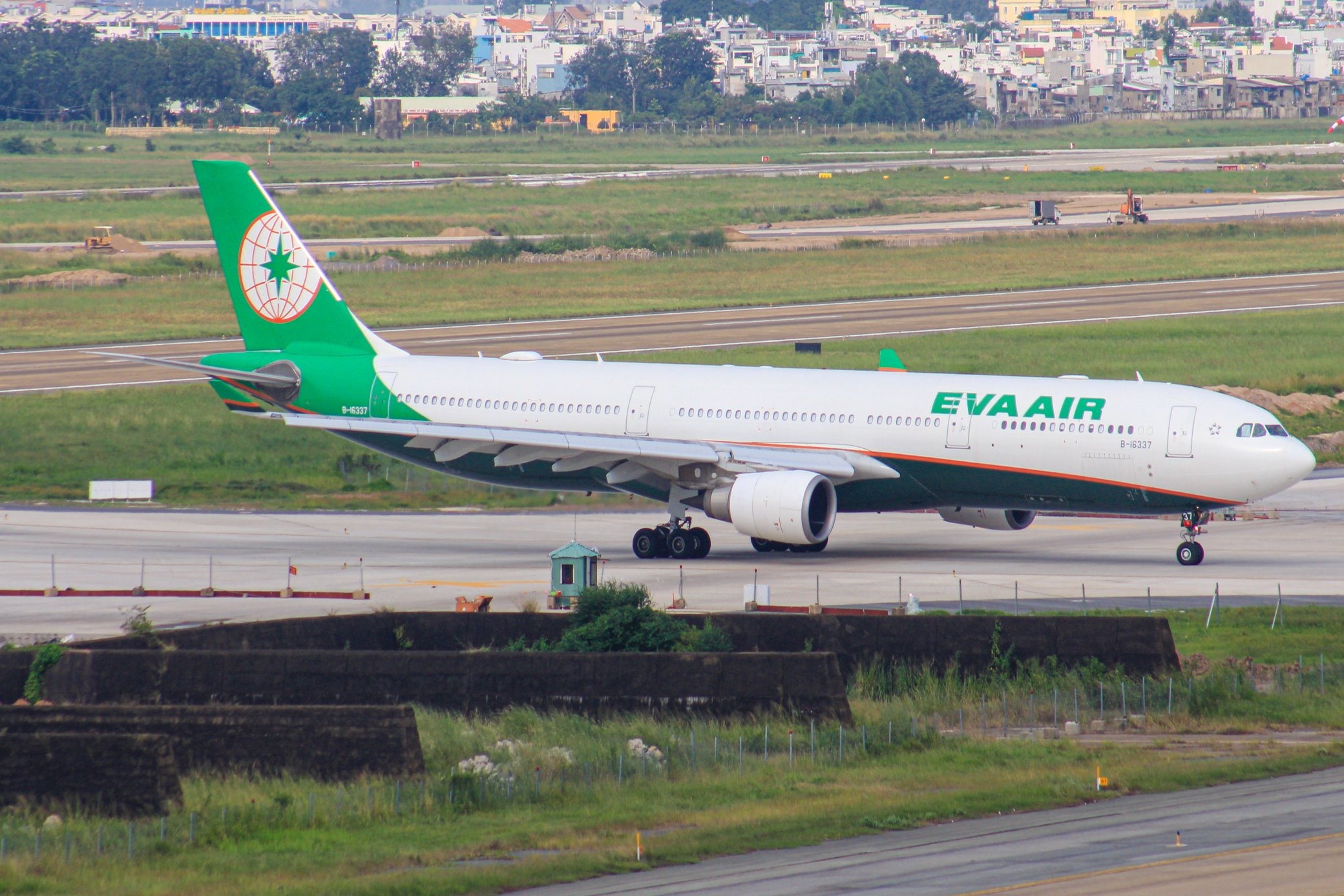 12 u be tong sap bi thao do tai san bay Tan Son Nhat hinh anh