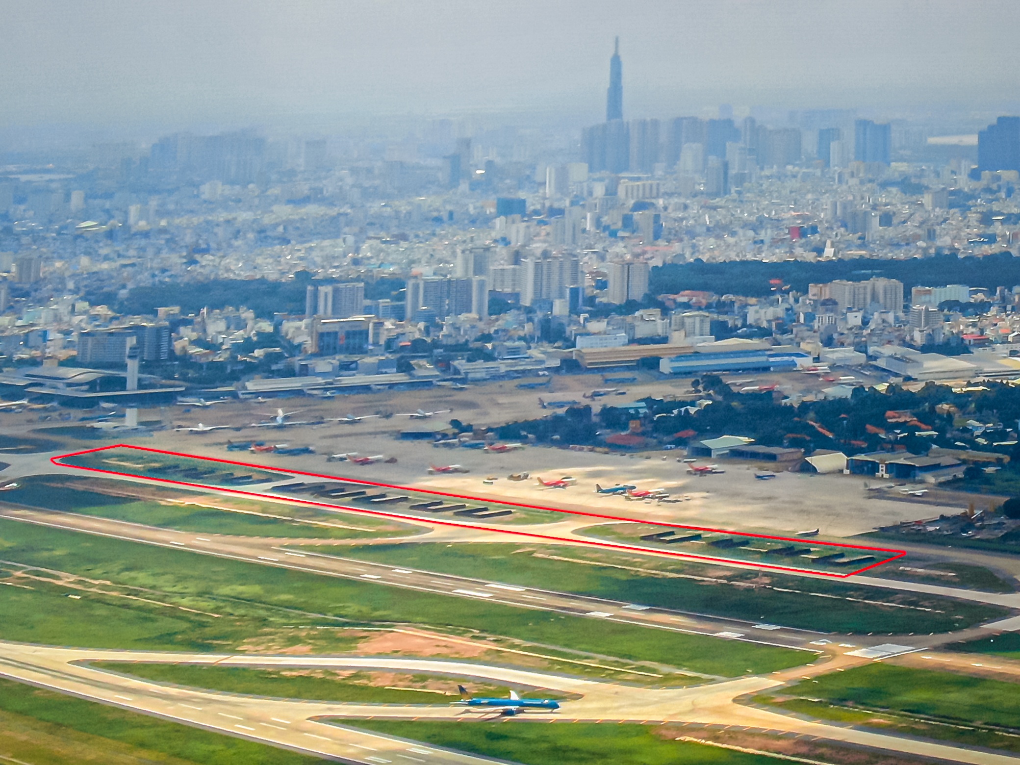 12 u be tong sap bi thao do tai san bay Tan Son Nhat anh 2