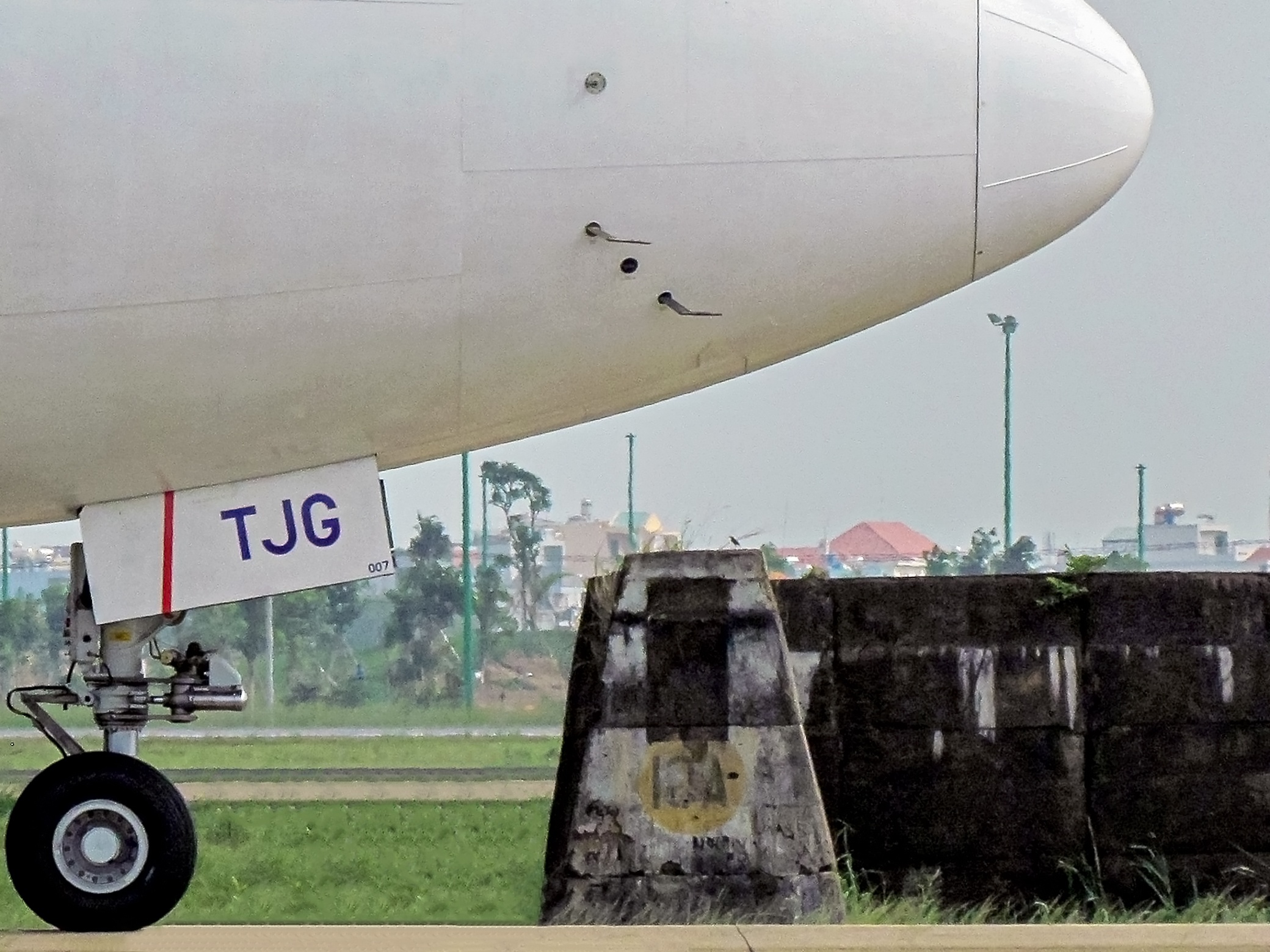 12 u be tong sap bi thao do tai san bay Tan Son Nhat anh 8