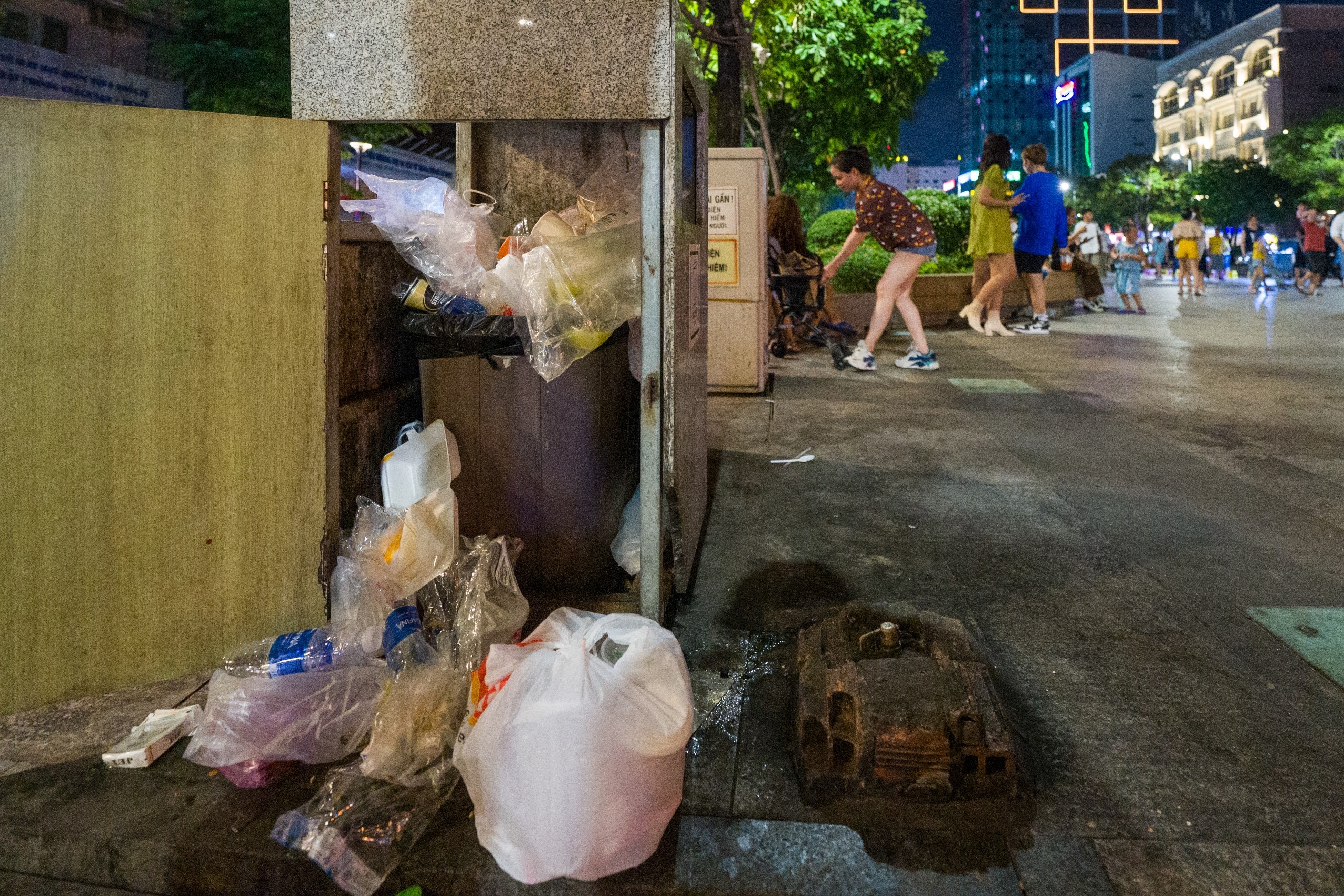 Phố đi bộ Nguyễn Huệ bát nháo ảnh 10 Pho di bo Nguyen Hue bat nhao anh 10